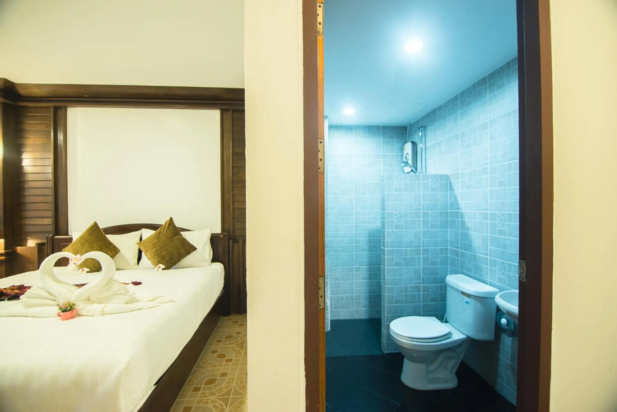 Bathroom, Bed in Lanta Nice Beach House