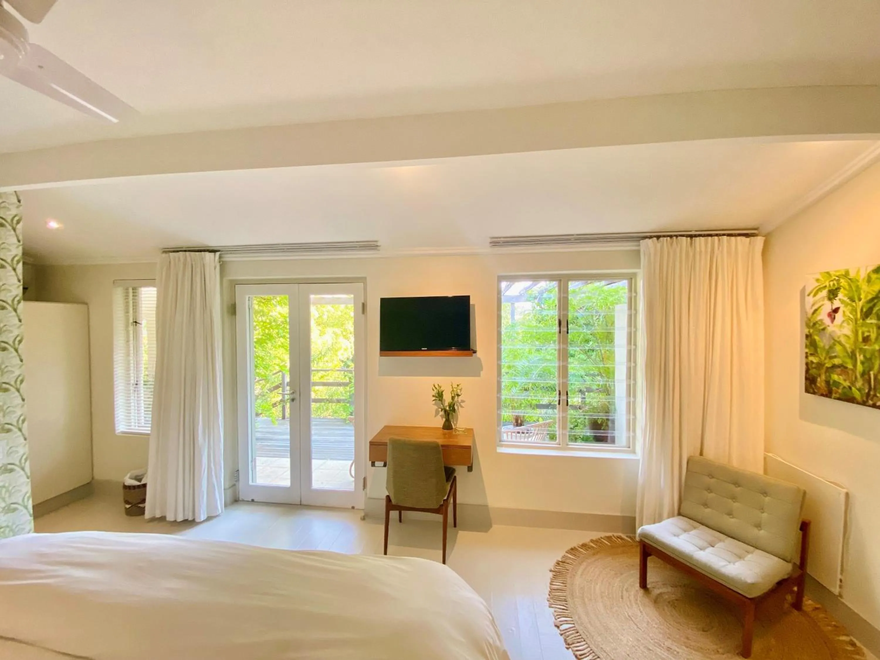 Communal lounge/ TV room, Bed in Cape Standard Guest House