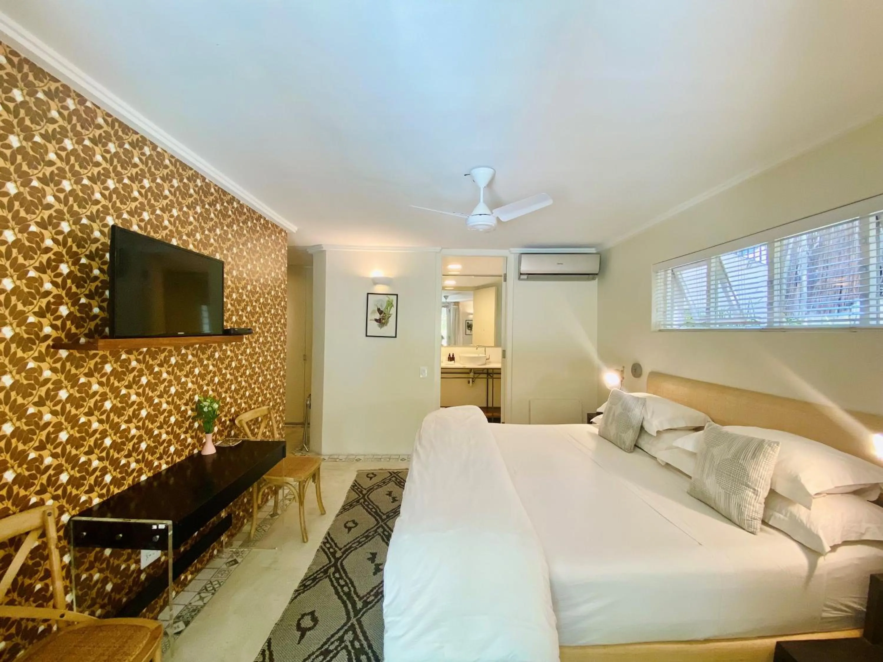 Communal lounge/ TV room, Bed in Cape Standard Guest House