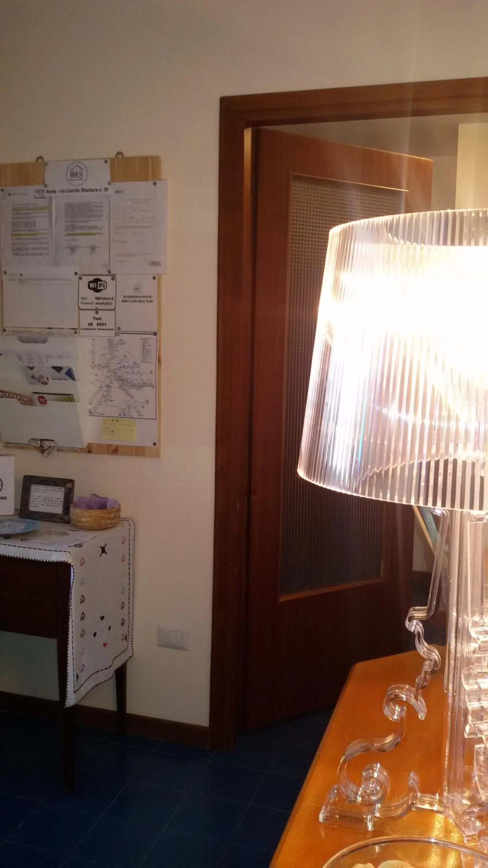 Communal lounge/ TV room, Bed in B&B Interno 8