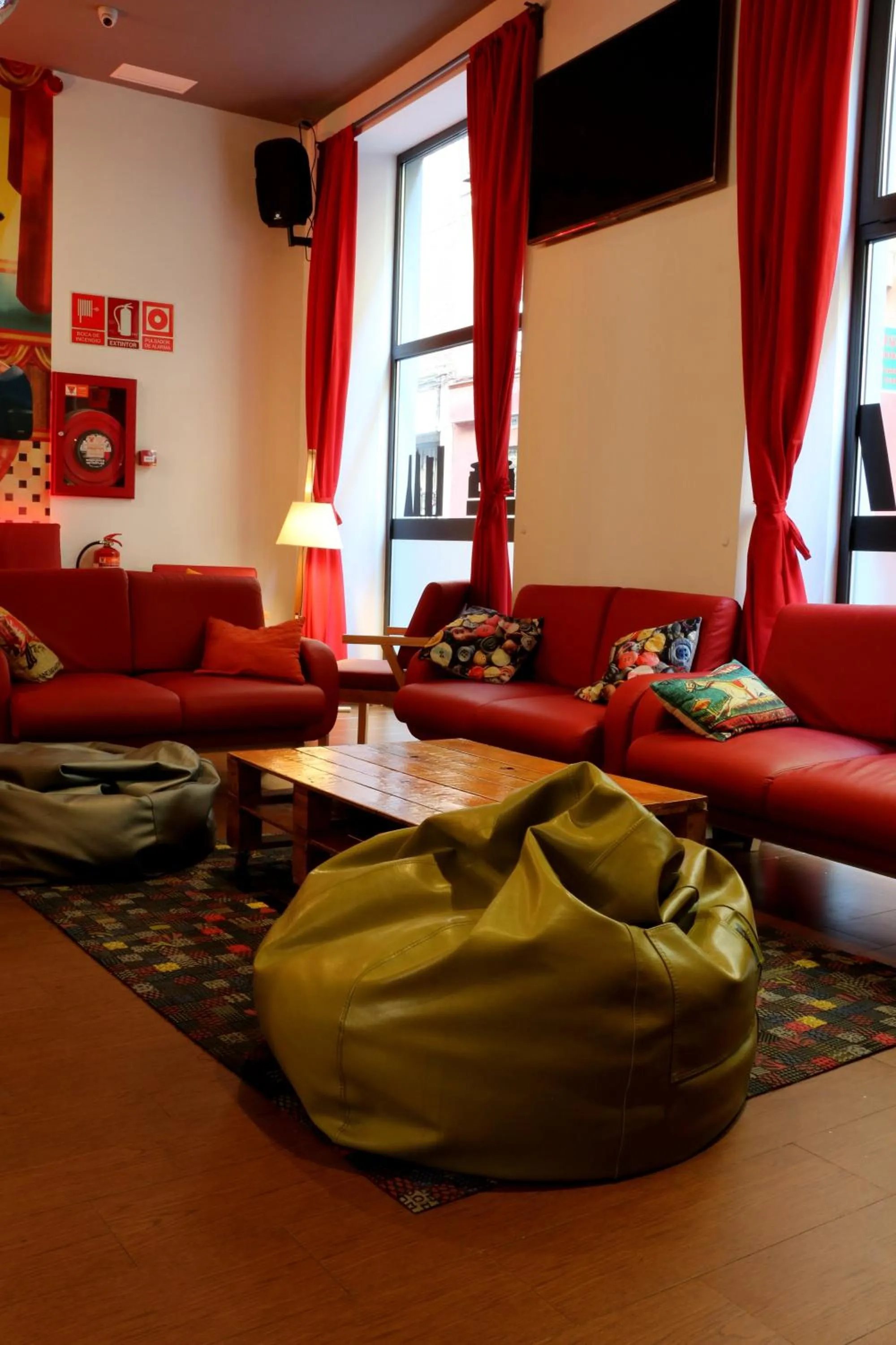 Communal lounge/ TV room in Ok Hostel Madrid