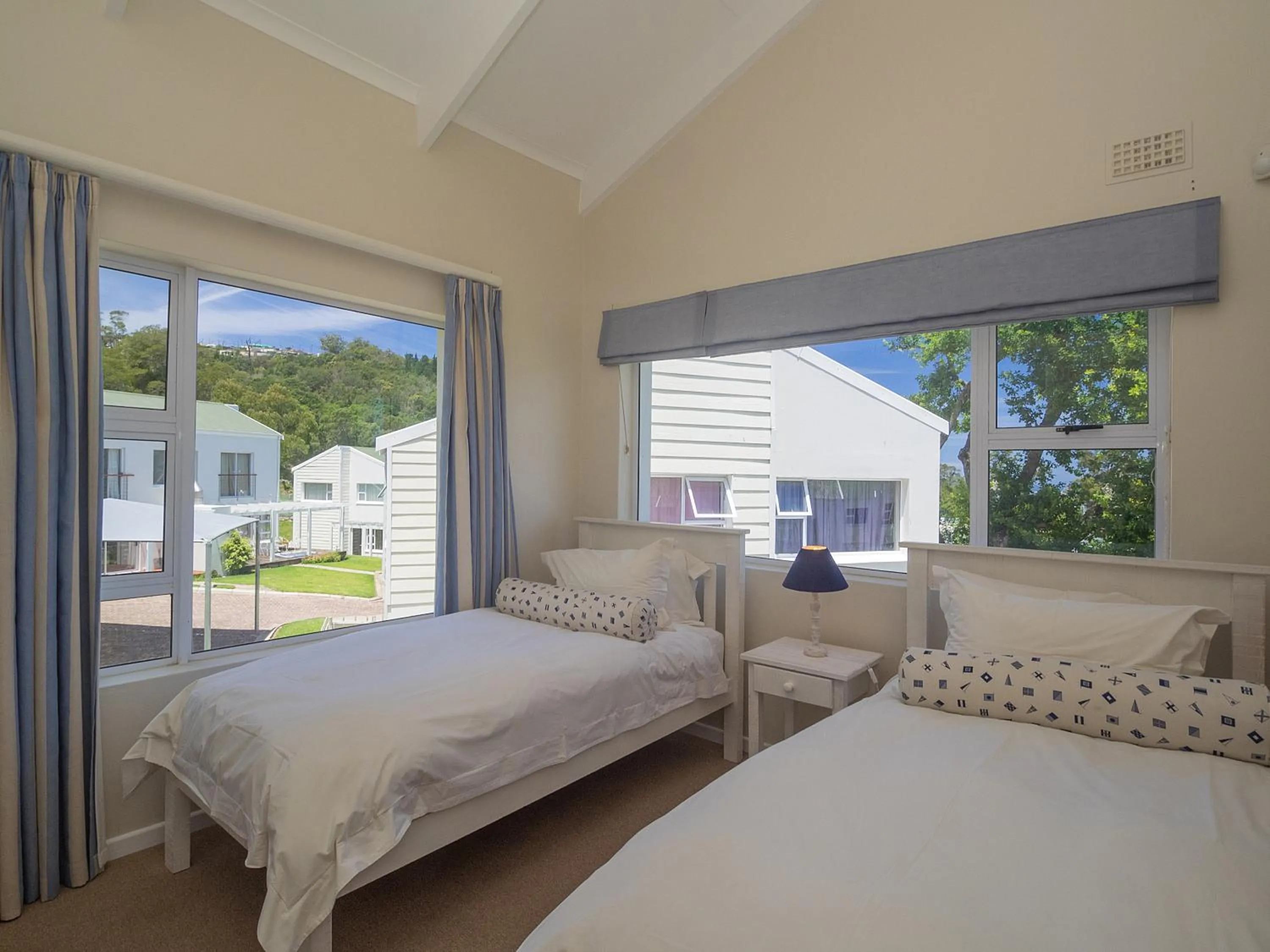 Bed in Oaklands On The Knoll by Dream Resorts