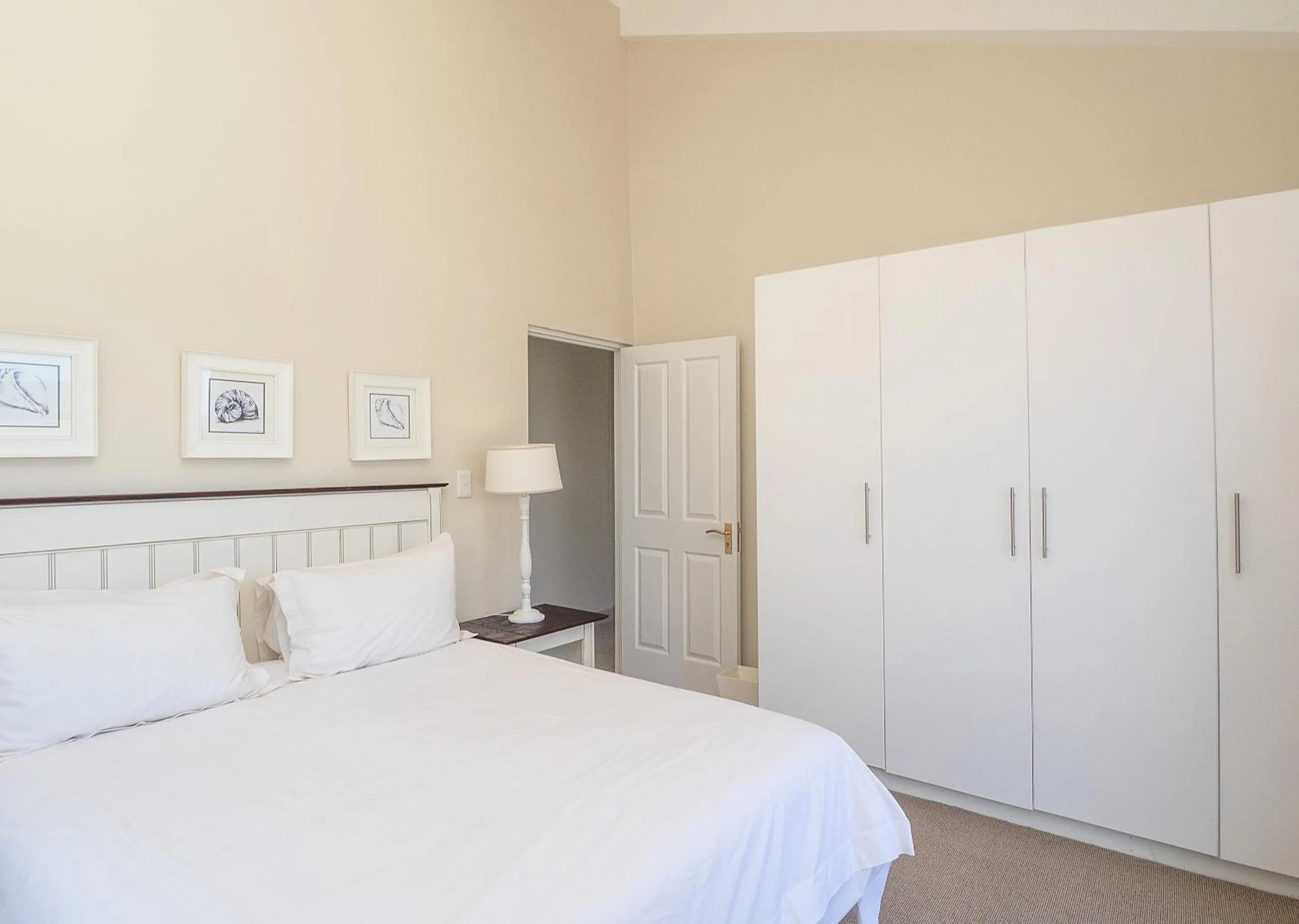 Bed in Oaklands On The Knoll by Dream Resorts