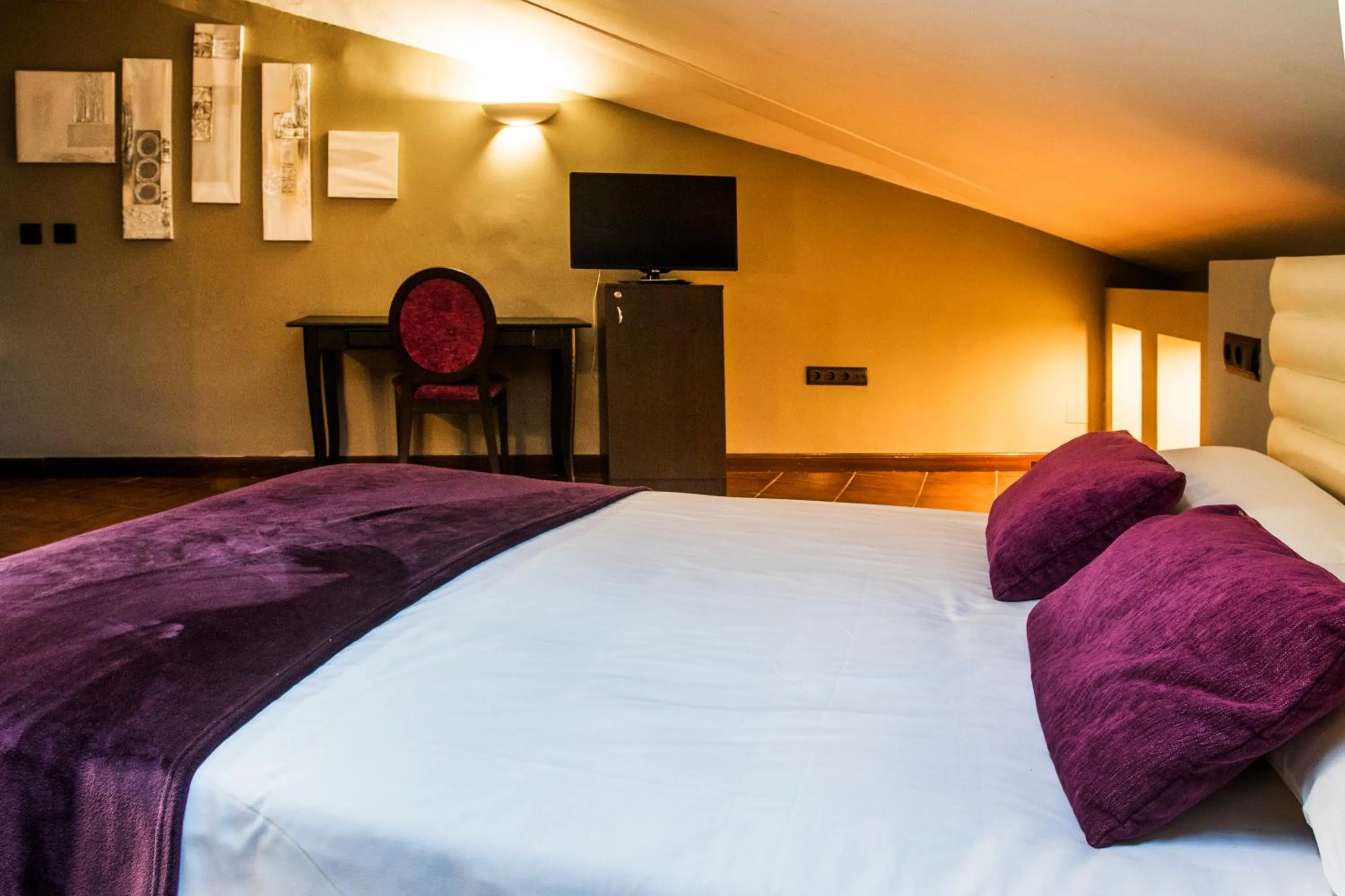 Photo of the whole room, Bed in La Posada De La Magistral