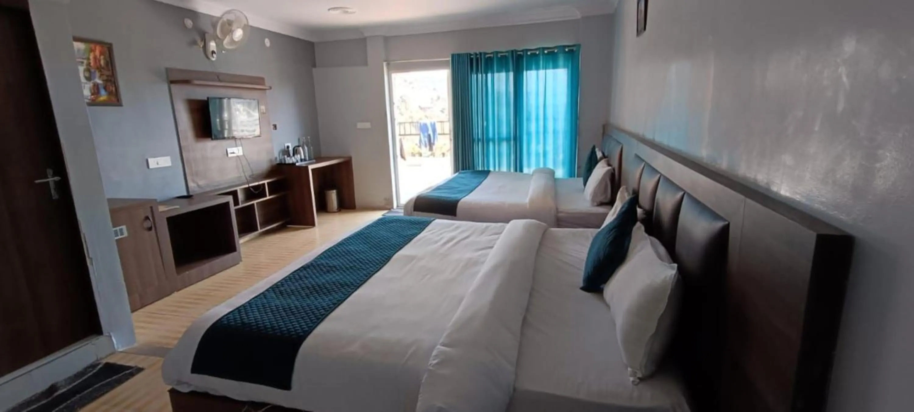 Suite with Mountain View in Hotel Haya Palace View King And Restaurant - Parking - Gym Facility With Mountain View Room In Bhimtal