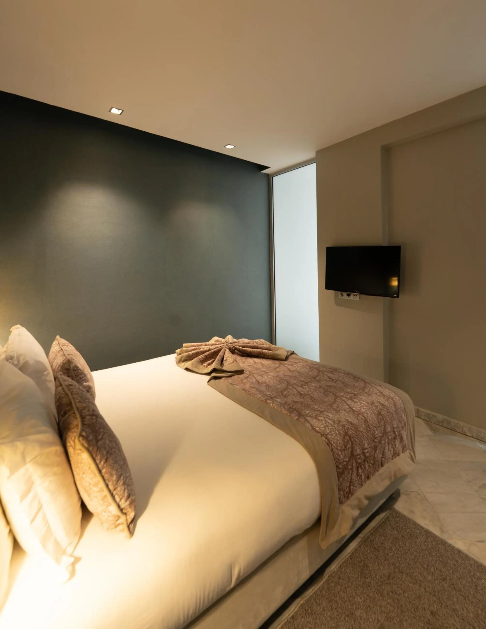 Communal lounge/ TV room, Bed in The Fourteen Luxury Boutique Hotel