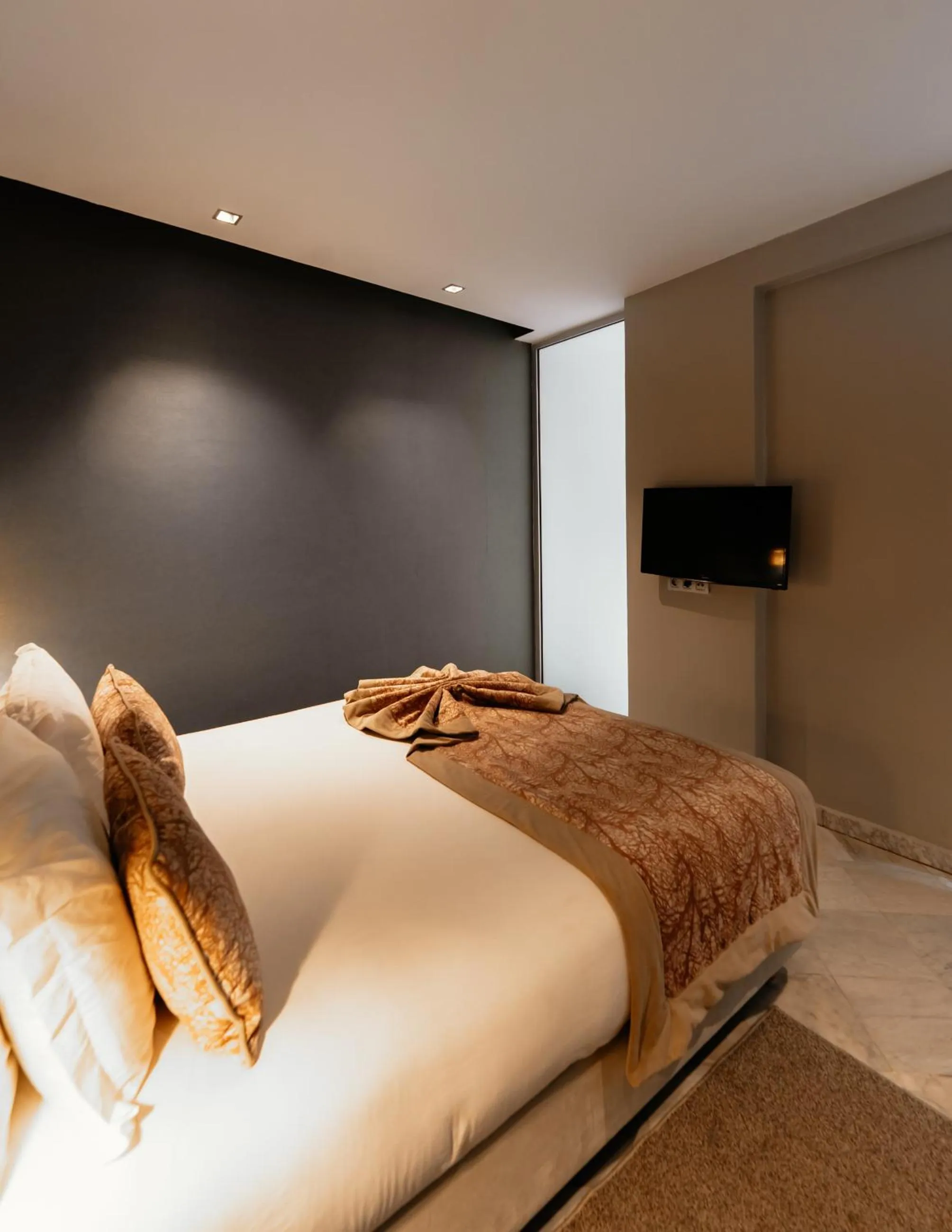 Communal lounge/ TV room, Bed in The Fourteen Luxury Boutique Hotel