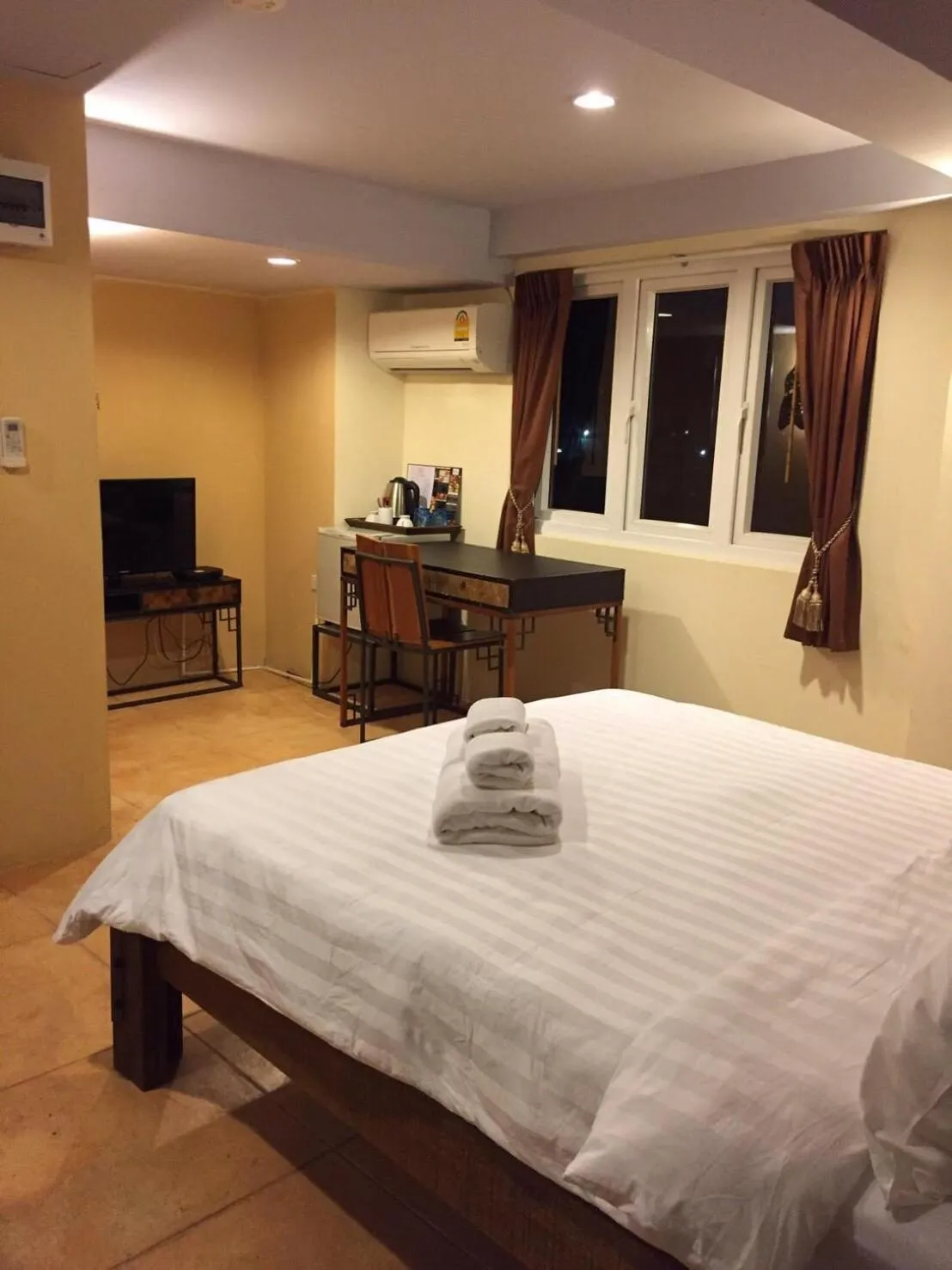 Bed in Arcadia Maephim Serviced Apartments
