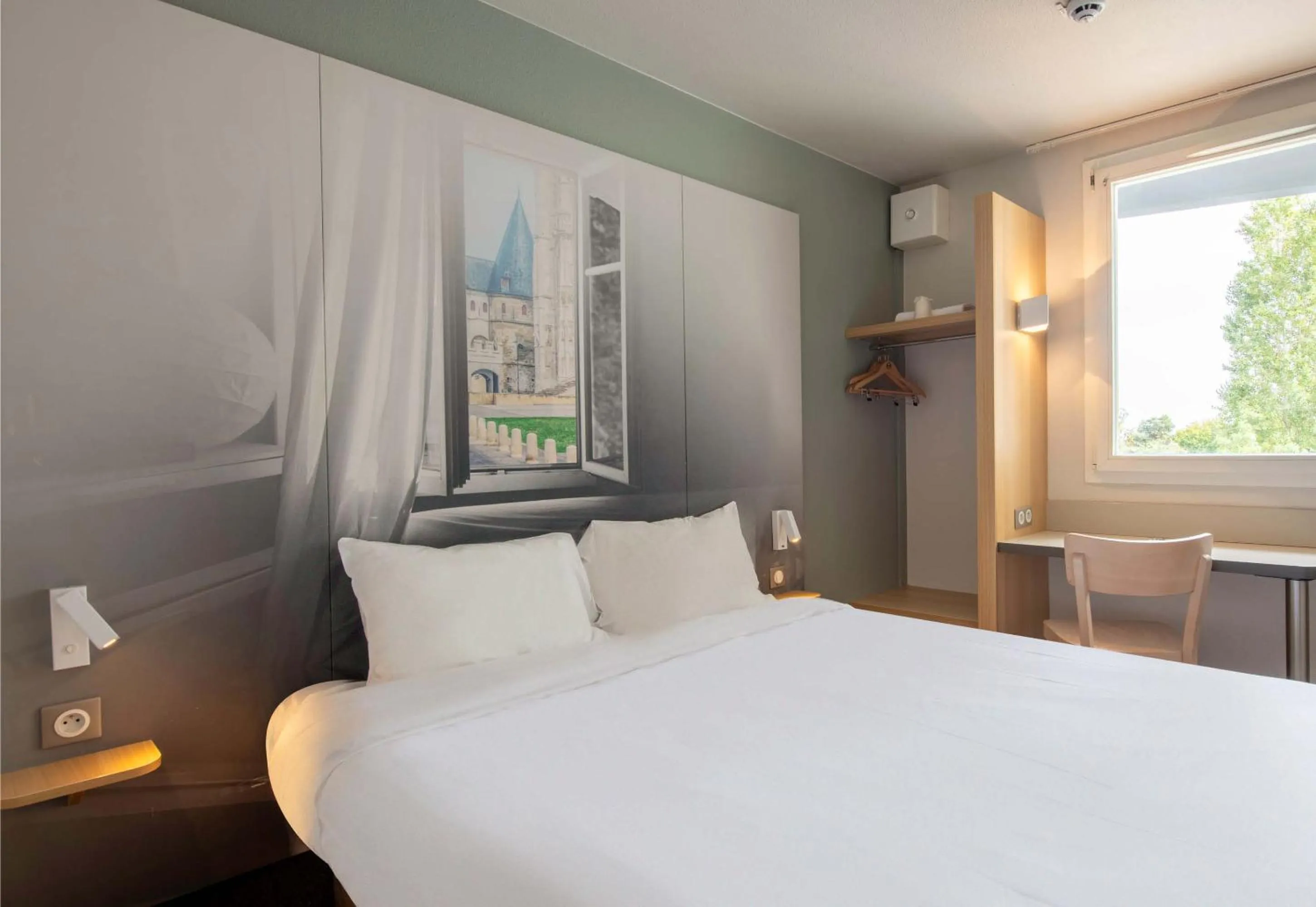 Bedroom, Bed in B&B HOTEL Beauvais