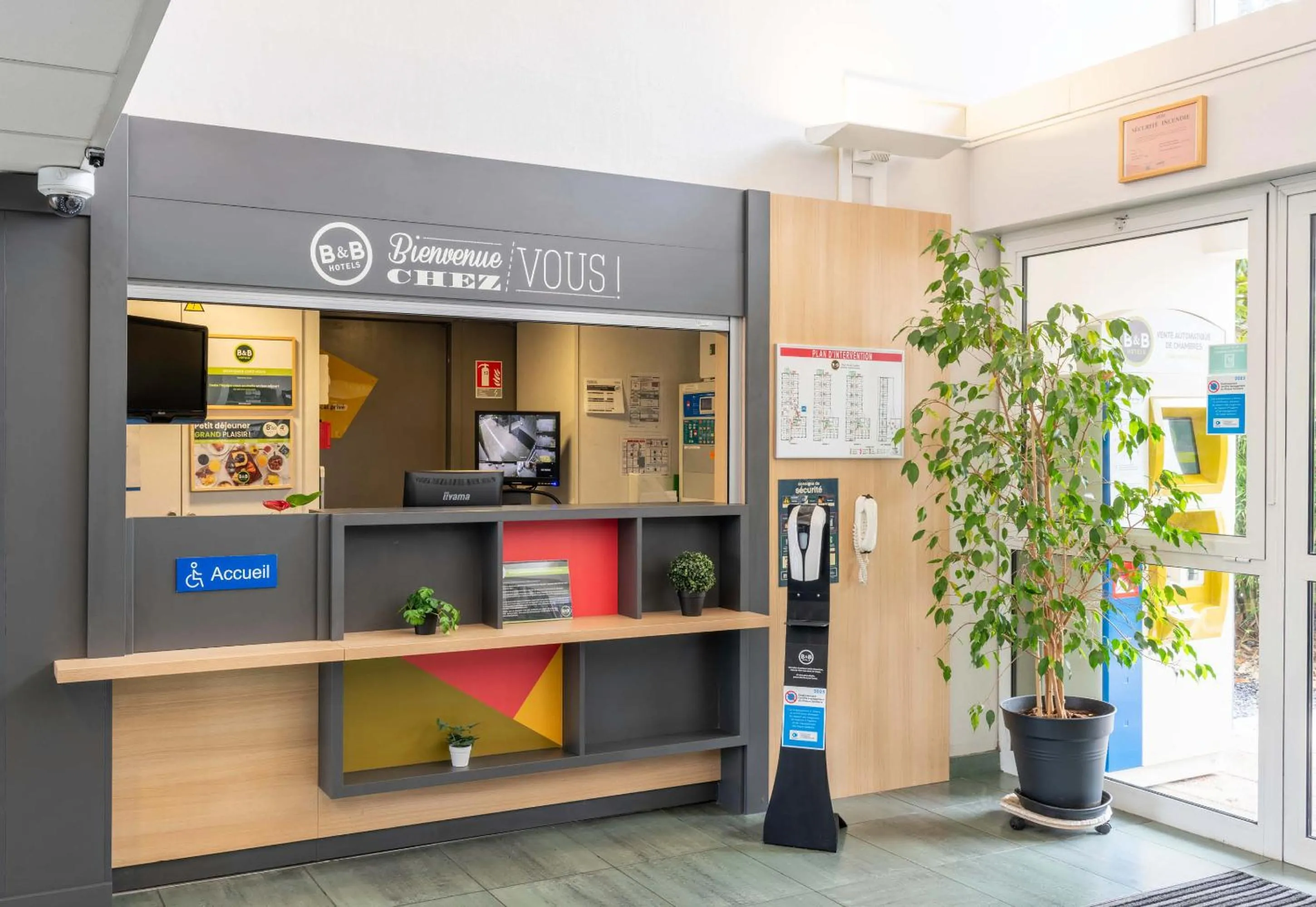 Lobby or reception in B&B HOTEL Beauvais