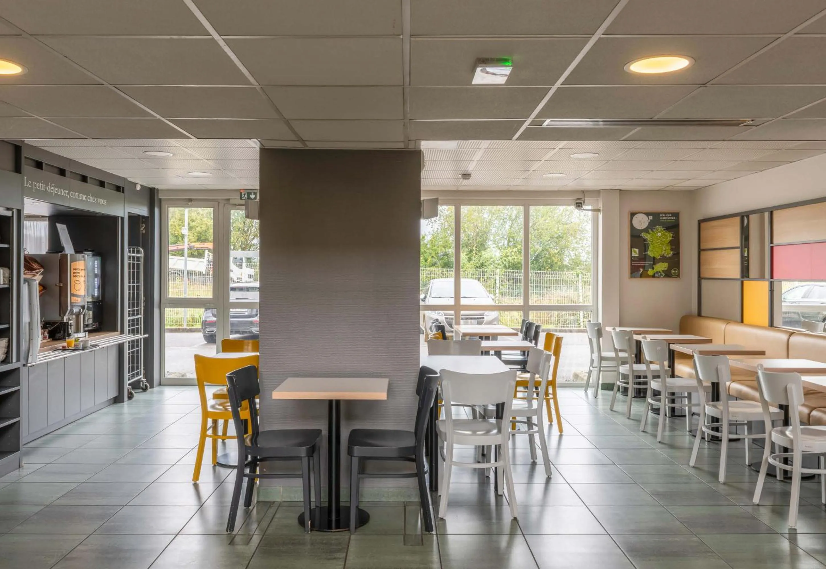 Lobby or reception in B&B HOTEL Beauvais