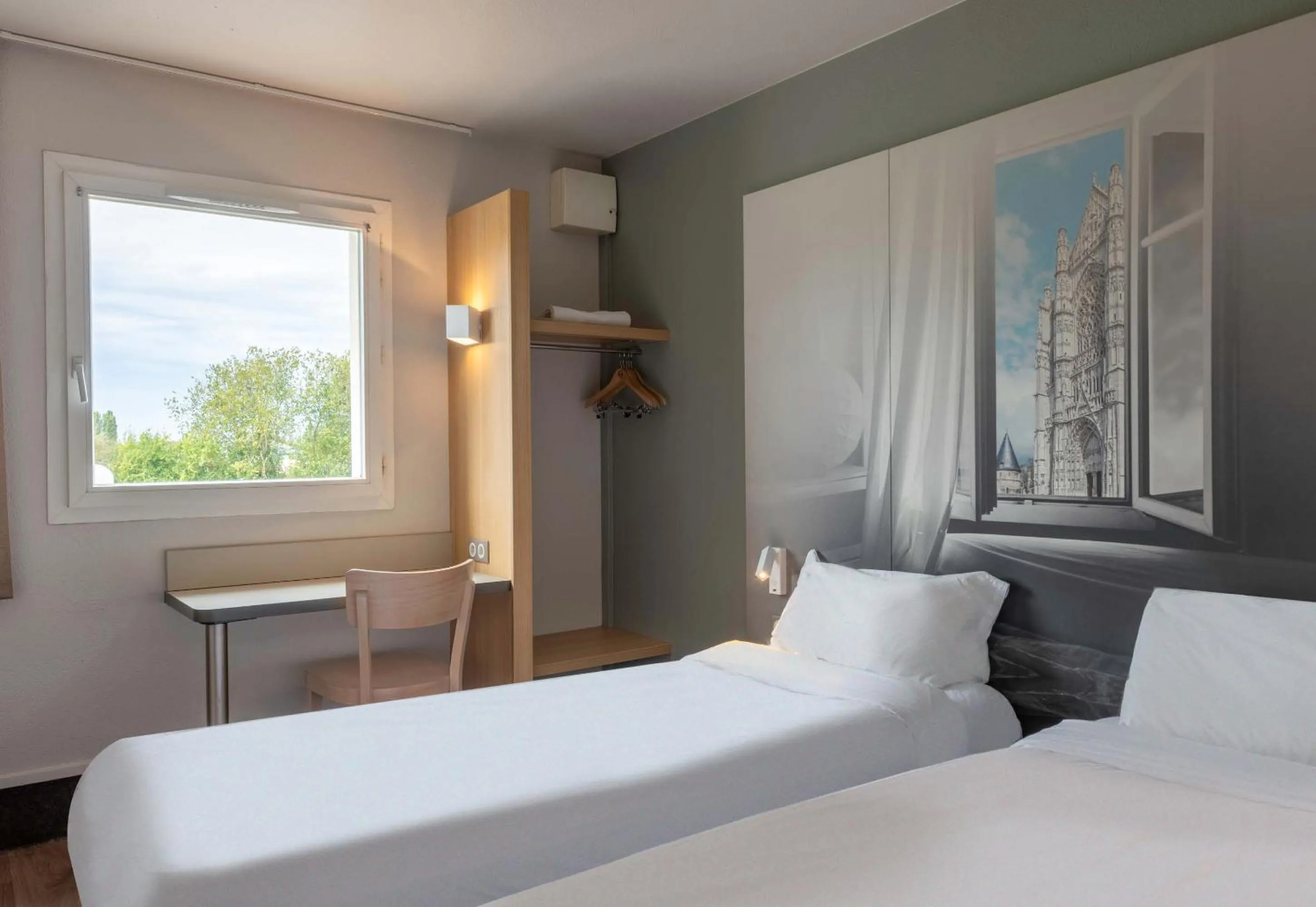 Bedroom, Bed in B&B HOTEL Beauvais