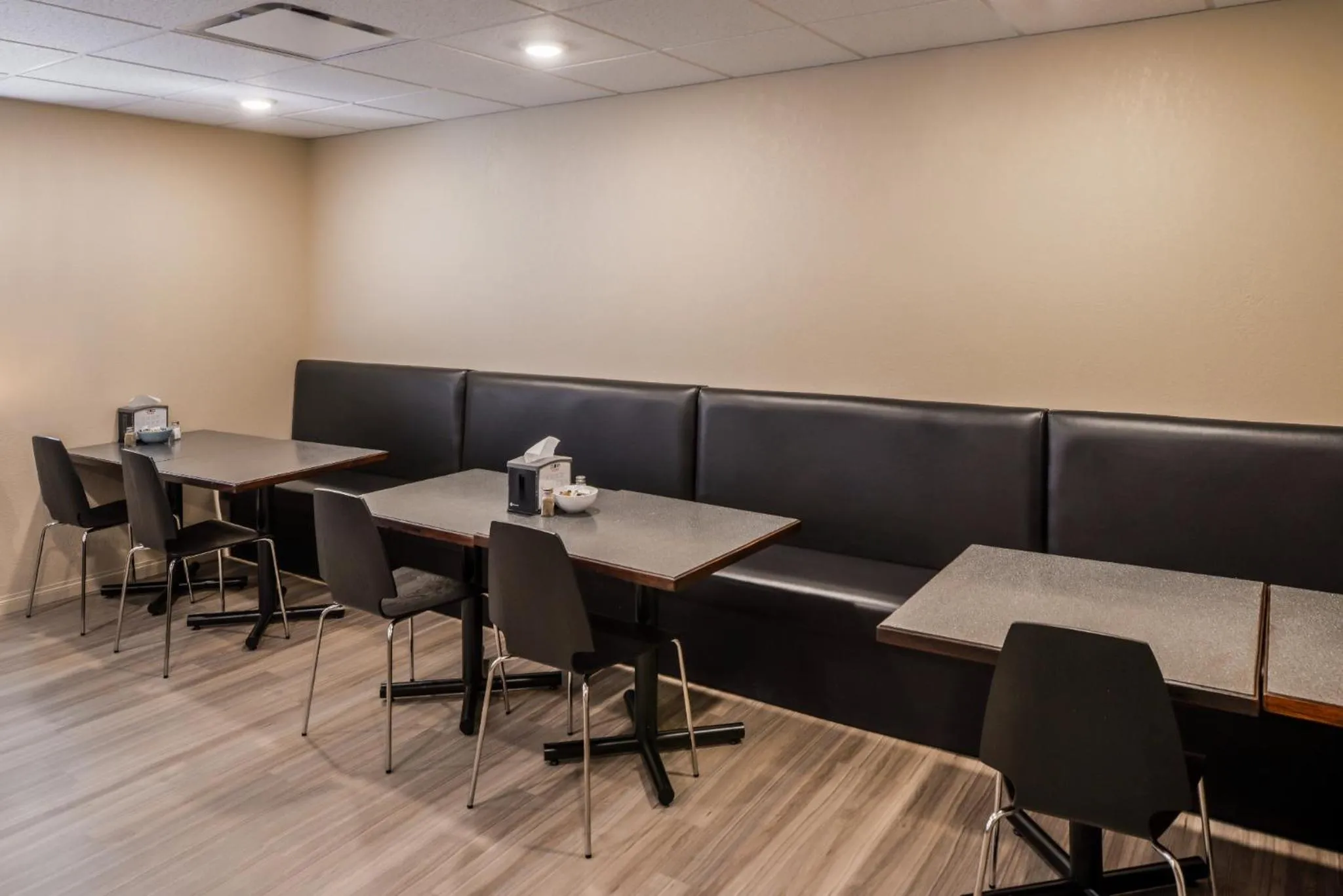 Coffee/tea facilities, Restaurant/Places to Eat in Quality Inn and Suites