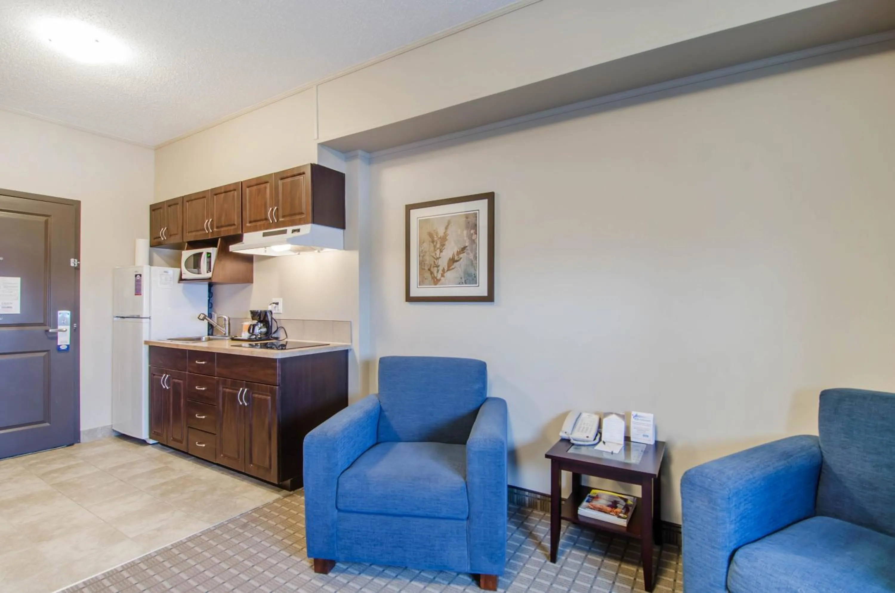 Seating area, Kitchen/Kitchenette in Quality Inn and Suites