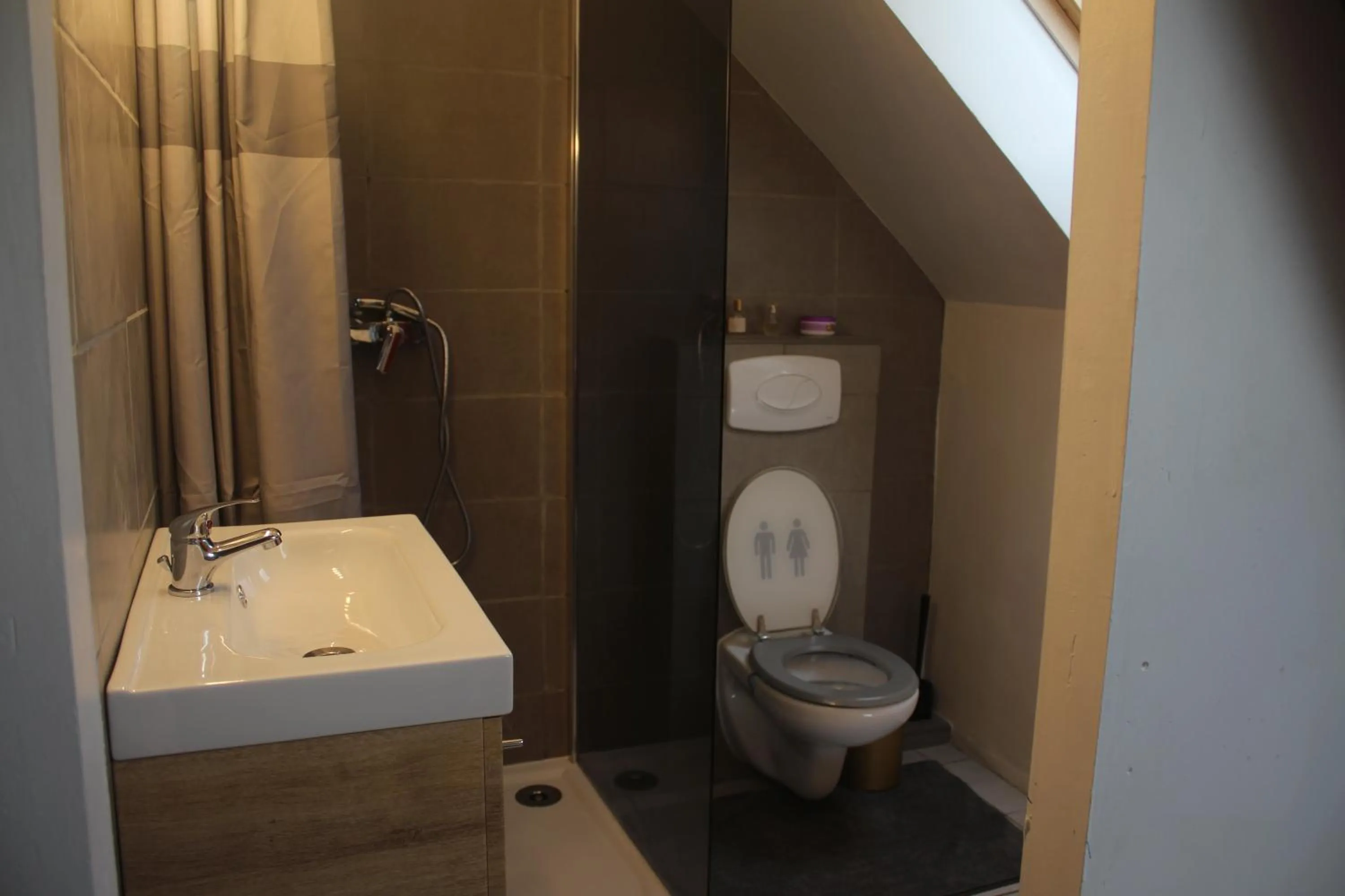 Toilet in Chambres Privatives Chez l'Habitant