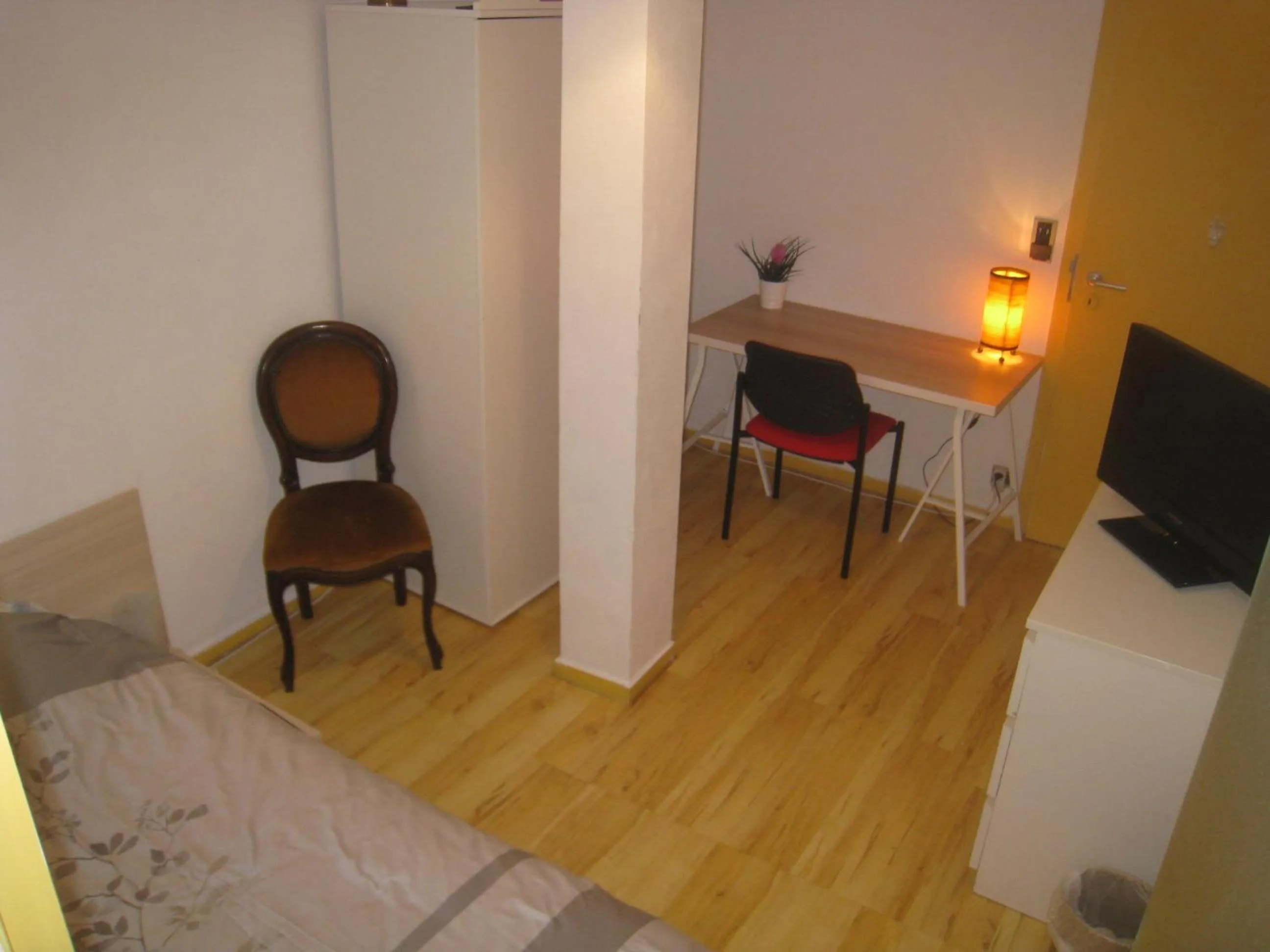 Photo of the whole room in Chambres Privatives Chez l'Habitant
