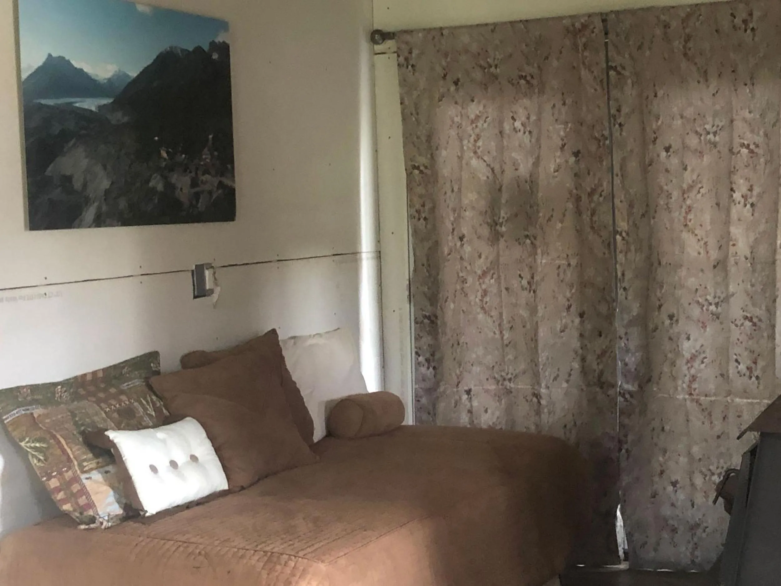 Seating area, Bed in Uncle Nicolai's Inn B&B