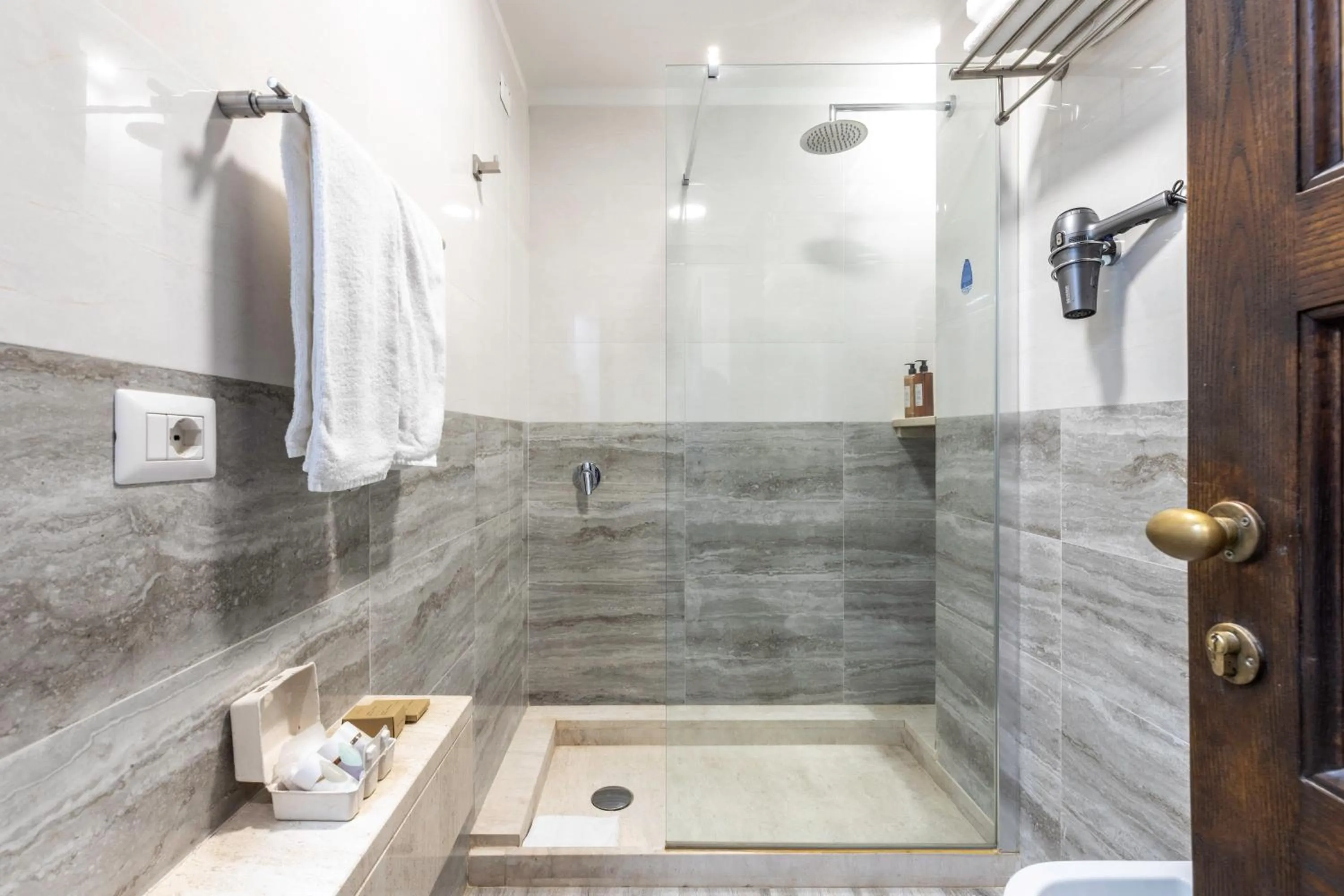 Shower in Hotel Costa dei Fiori