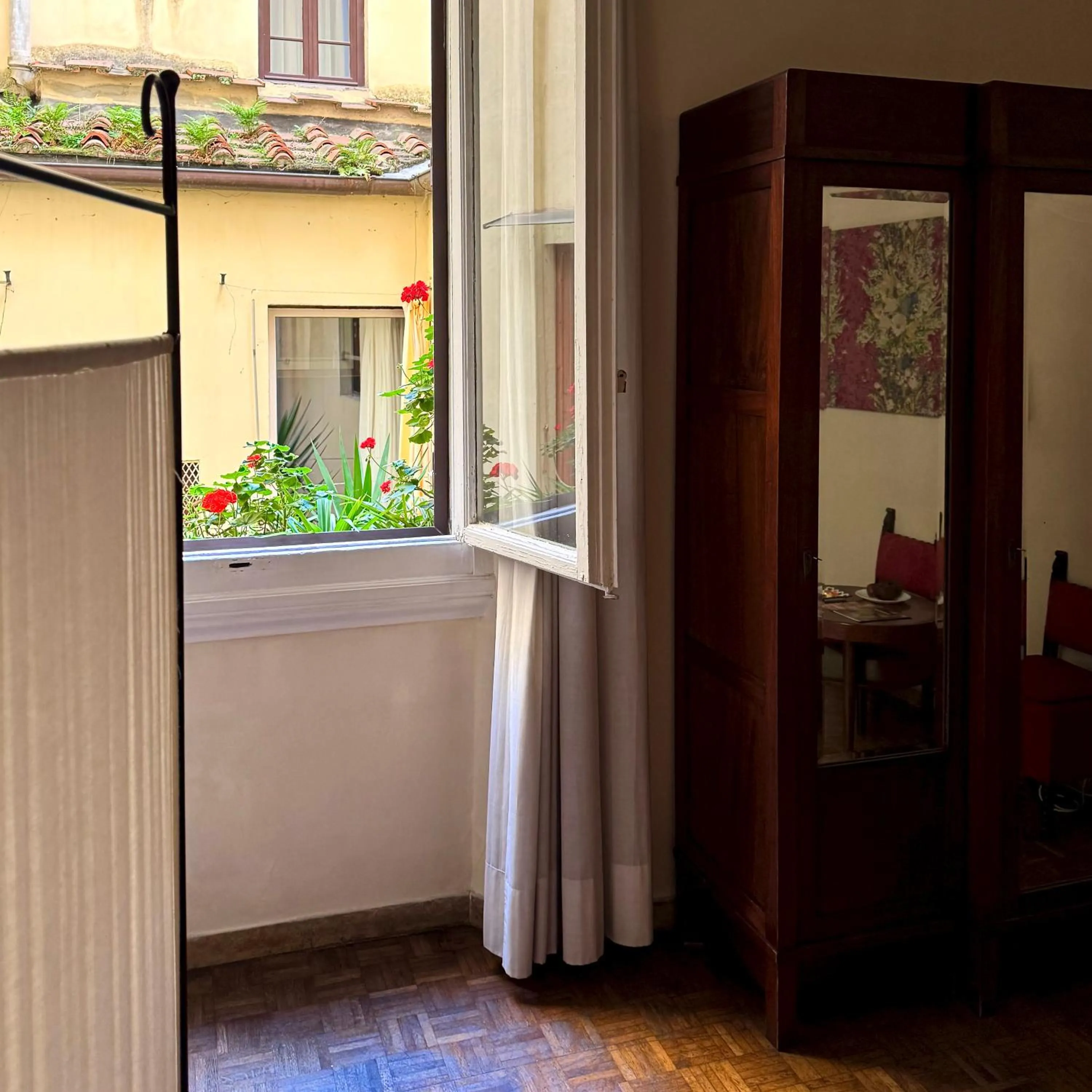 Inner courtyard view in Hotel Cestelli