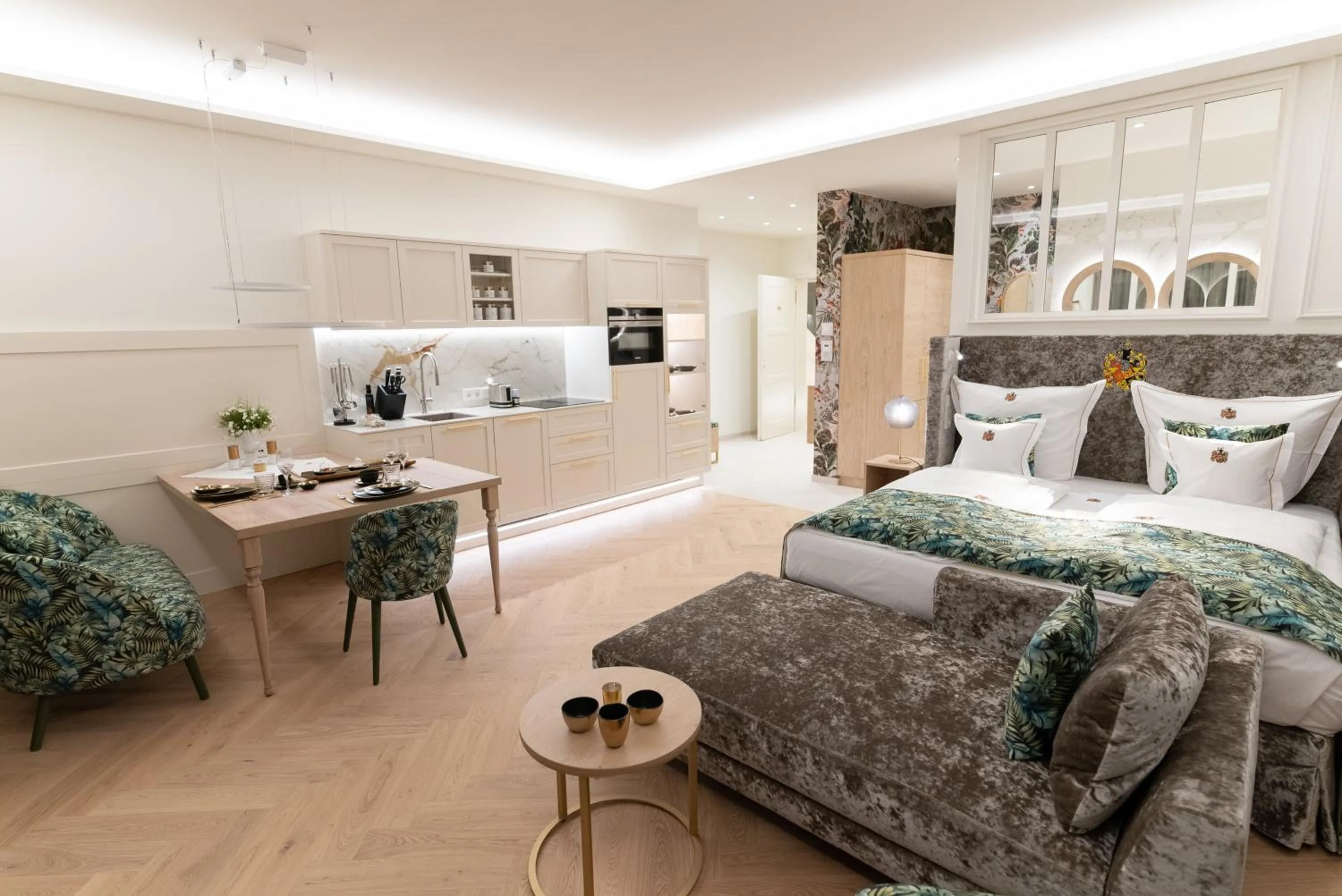 Kitchen or kitchenette, Bed in SCHLOSSRESIDENZ - Boutique Apartments & Hotel Suiten