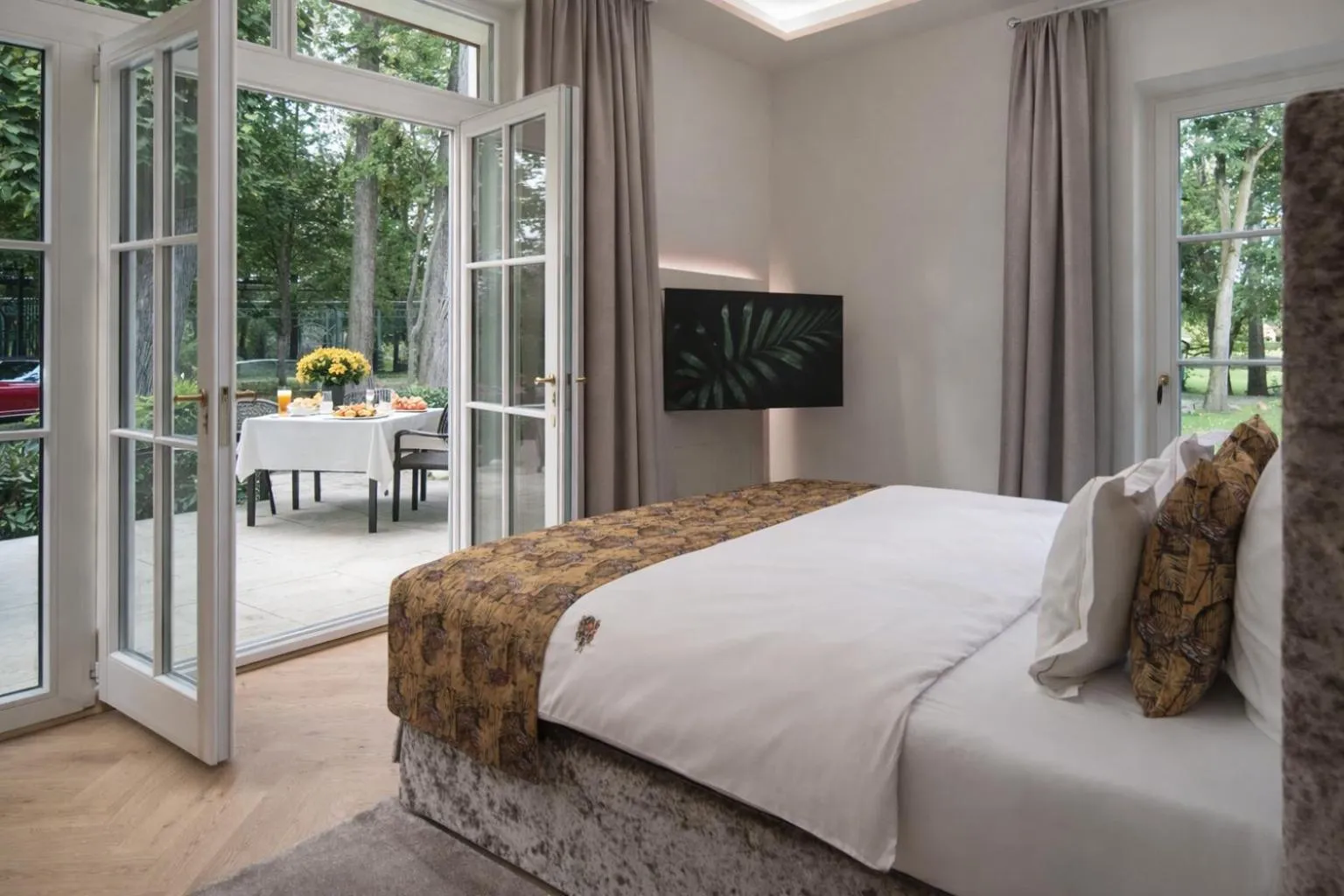 Photo of the whole room, Bed in SCHLOSSRESIDENZ - Boutique Apartments & Hotel Suiten