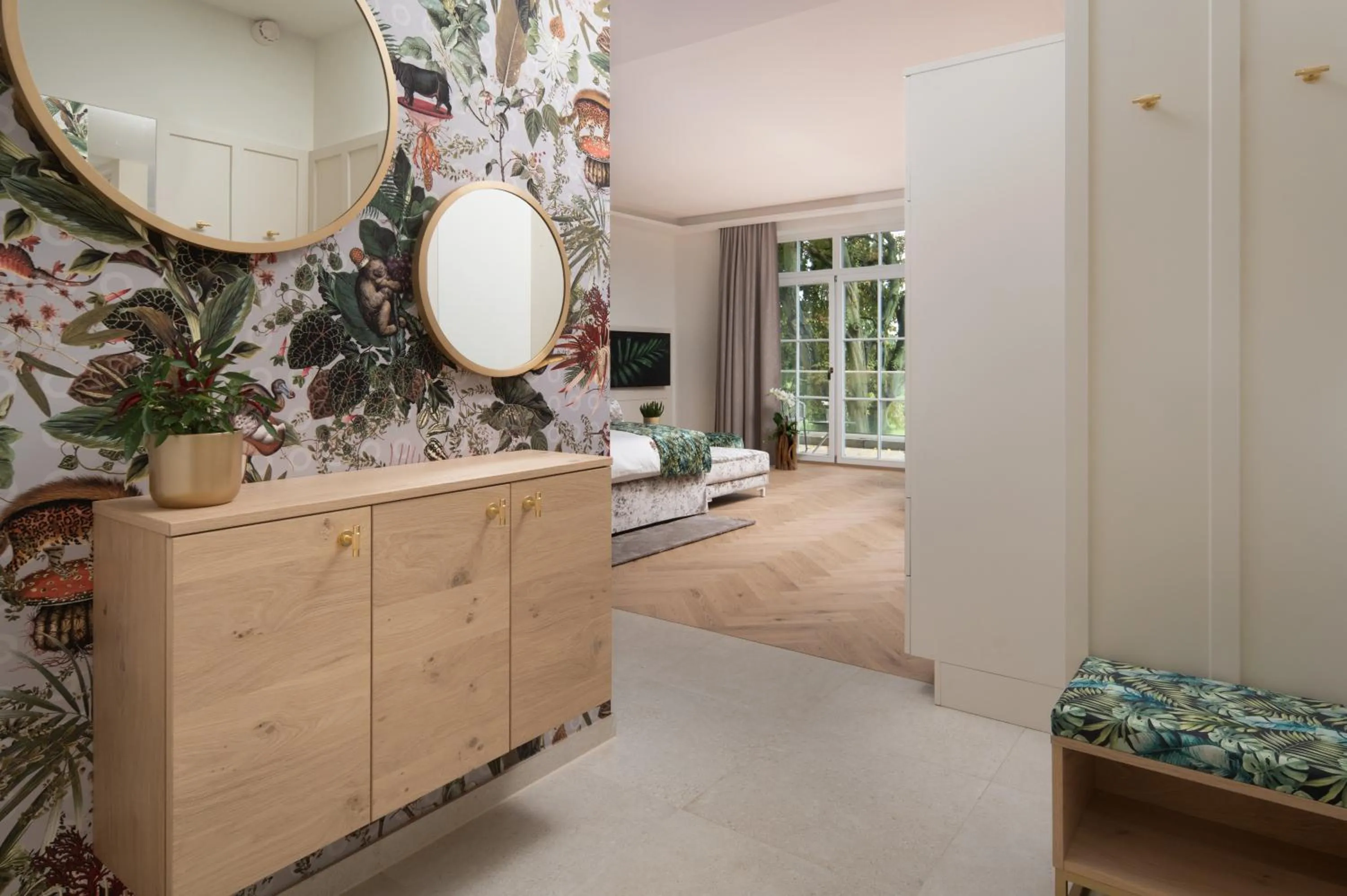 wardrobe, Bed in SCHLOSSRESIDENZ - Boutique Apartments & Hotel Suiten