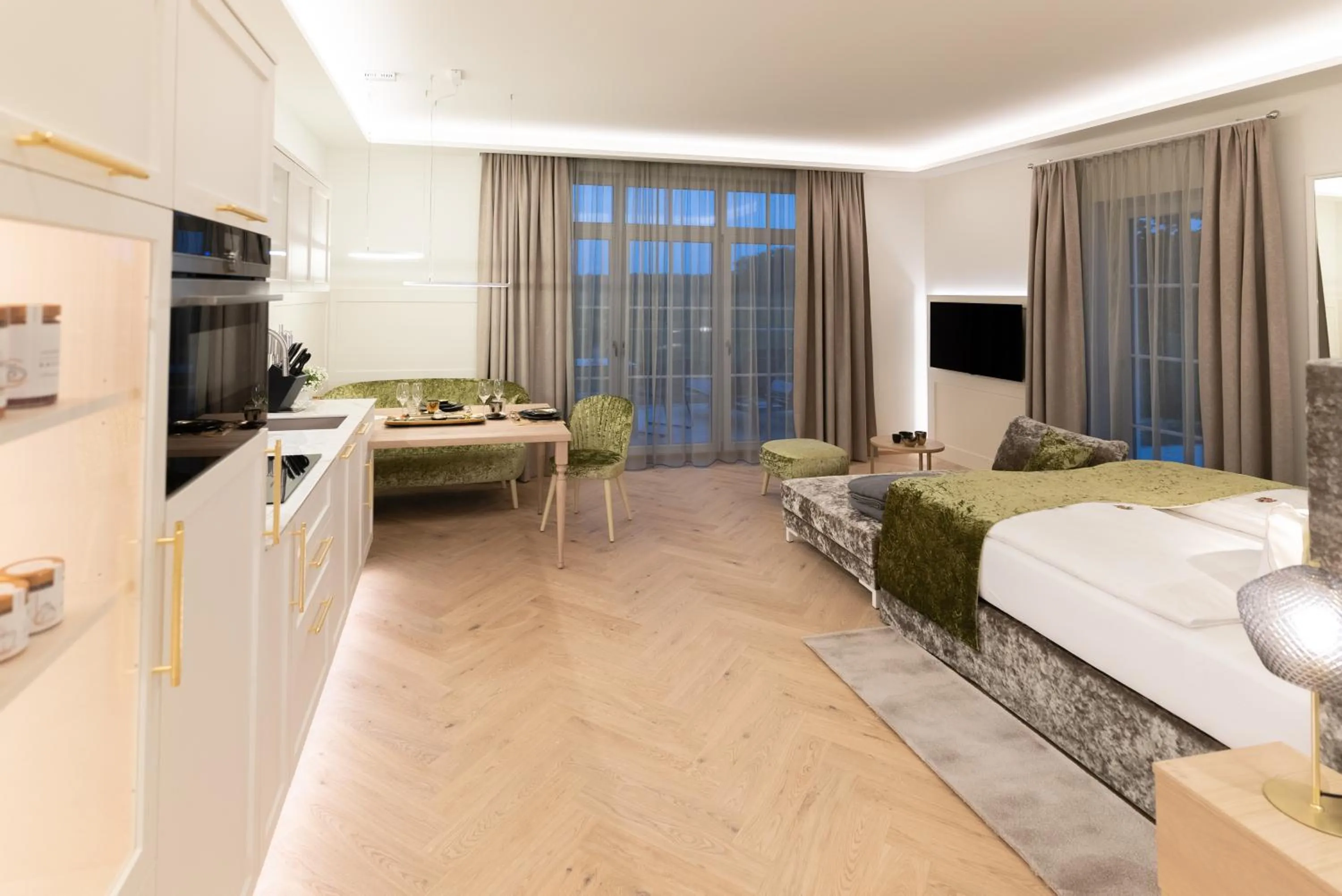 Communal lounge/ TV room, Bed in SCHLOSSRESIDENZ - Boutique Apartments & Hotel Suiten