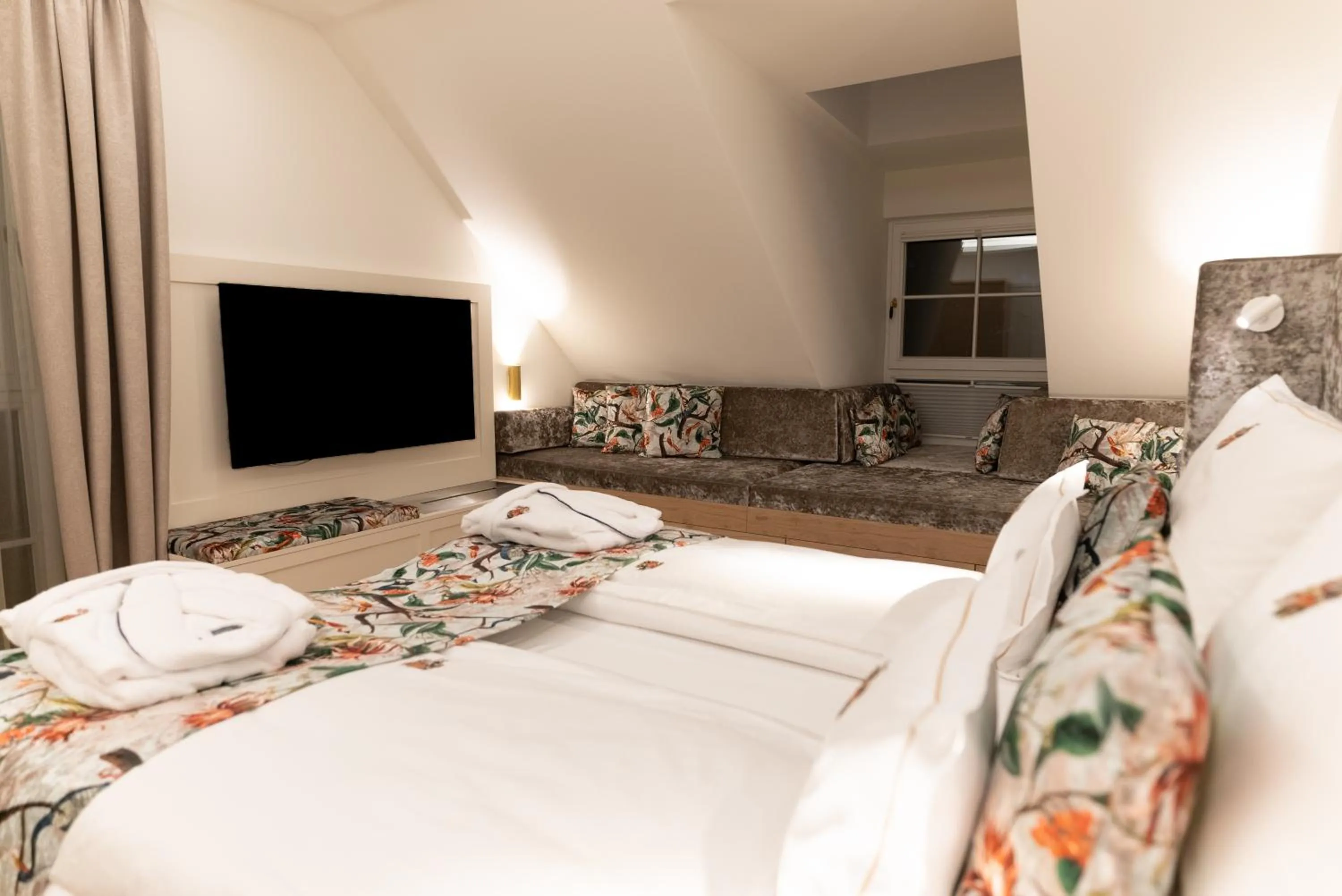 TV and multimedia, Bed in SCHLOSSRESIDENZ - Boutique Apartments & Hotel Suiten