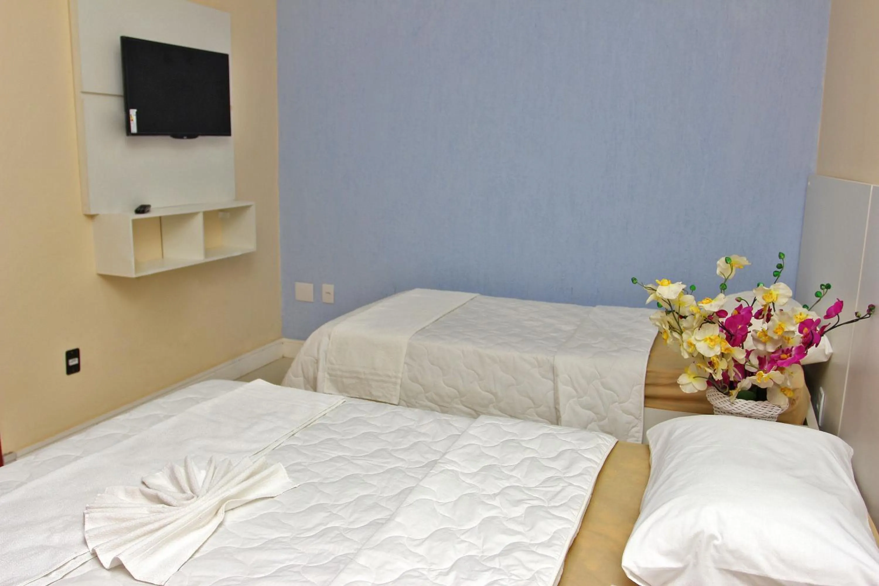 Photo of the whole room, Bed in MDJ Suítes