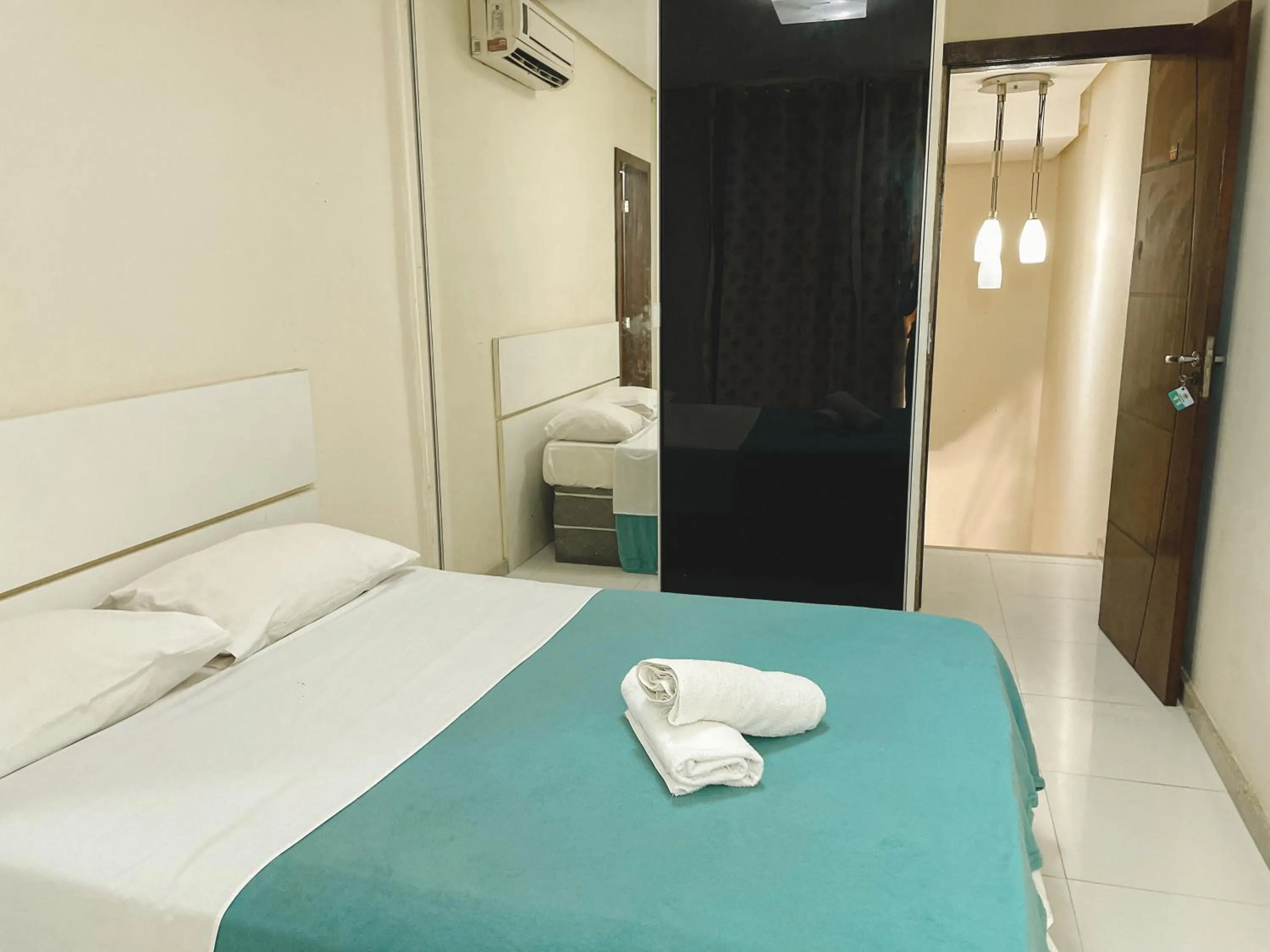 Photo of the whole room, Bed in MDJ Suítes