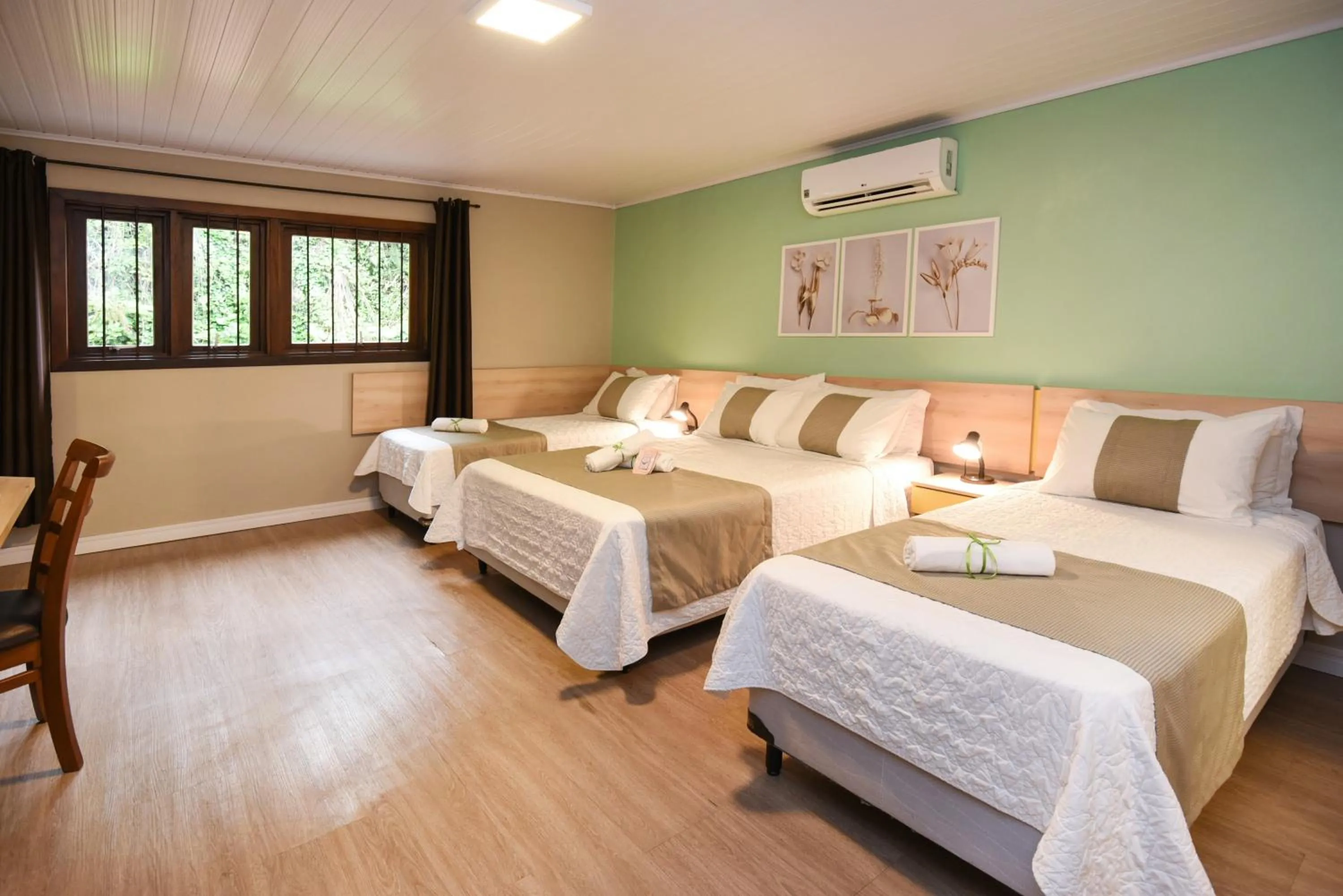 Photo of the whole room, Bed in Pousada Três Pinheiros