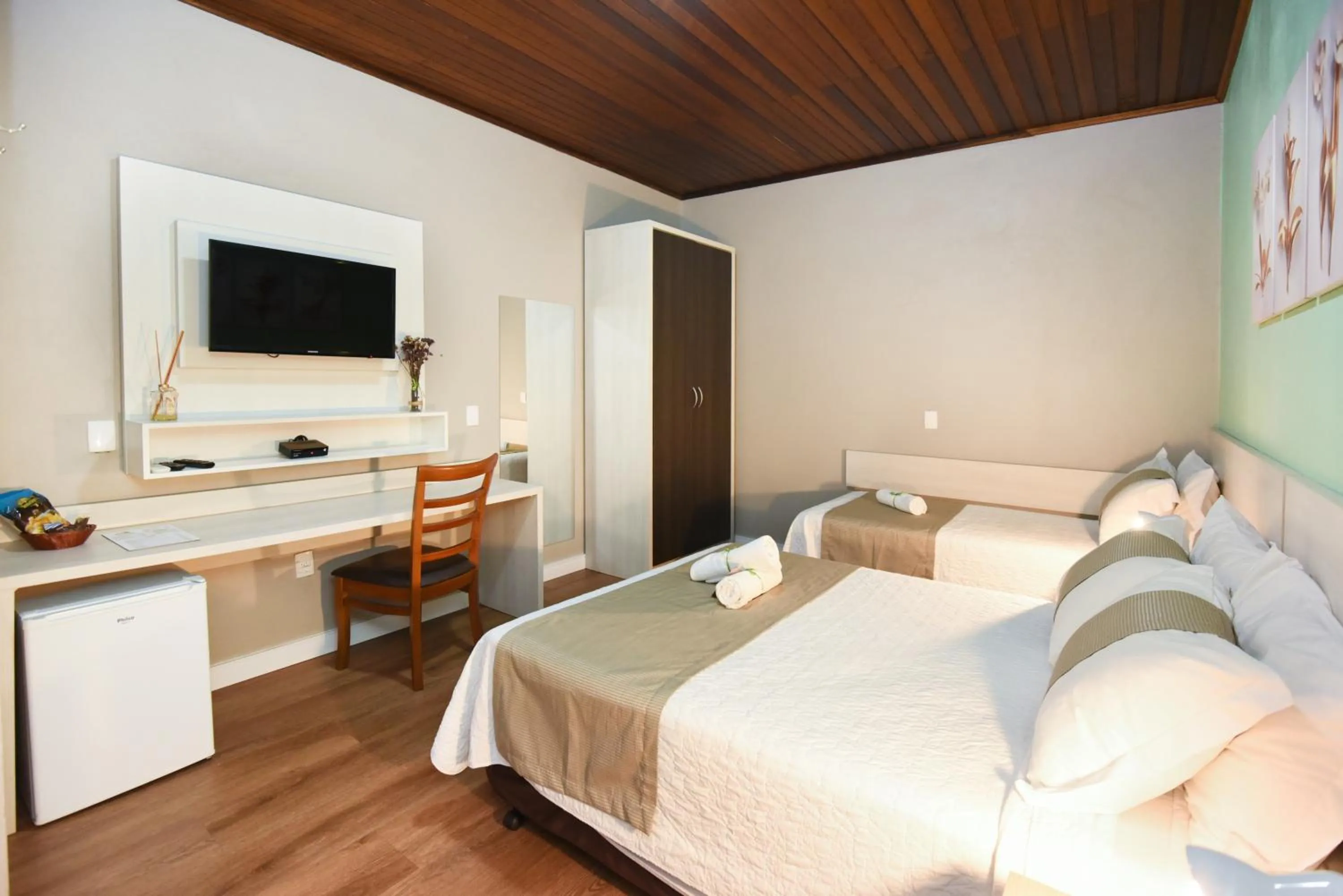 Photo of the whole room, Bed in Pousada Três Pinheiros