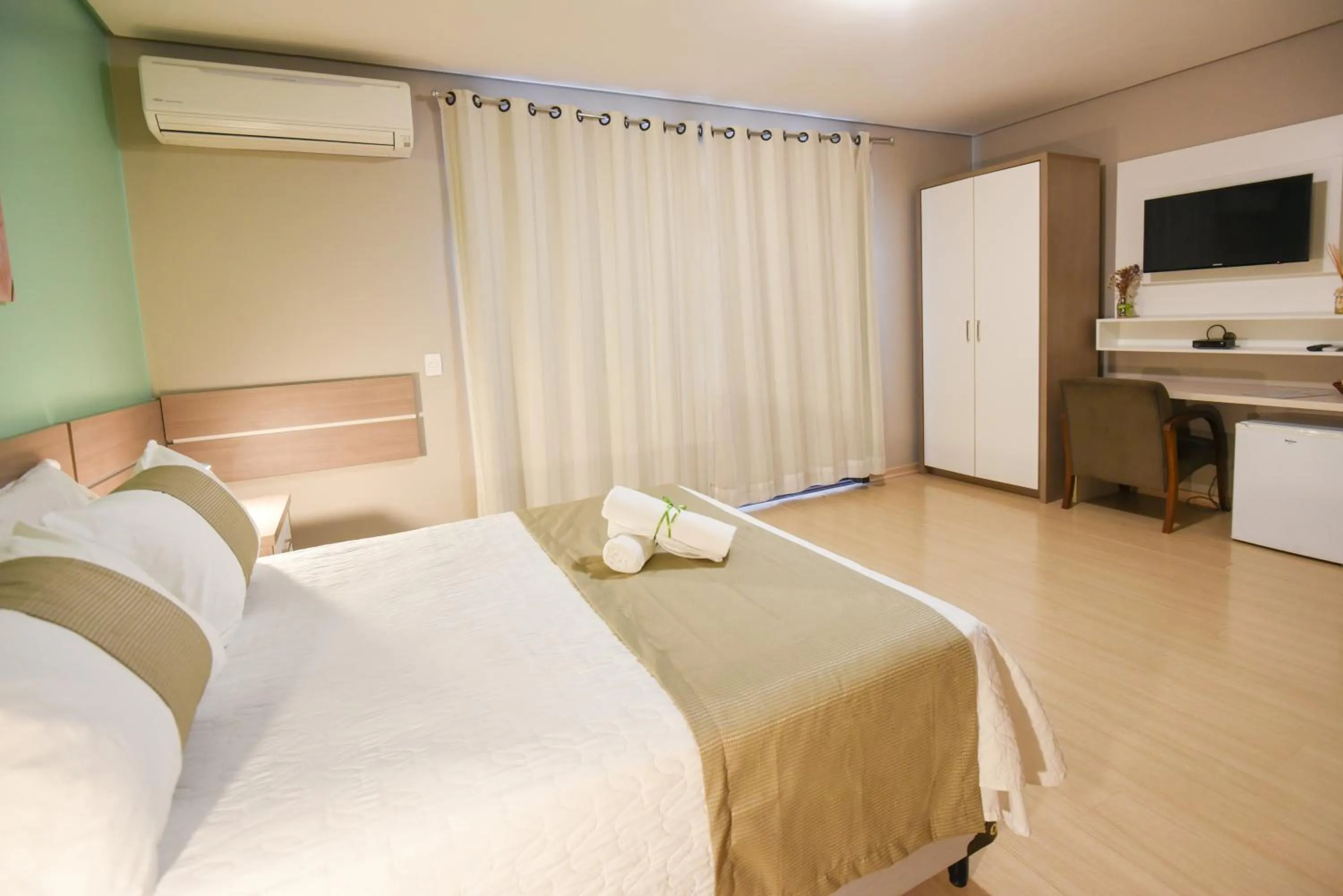 Photo of the whole room, Bed in Pousada Três Pinheiros