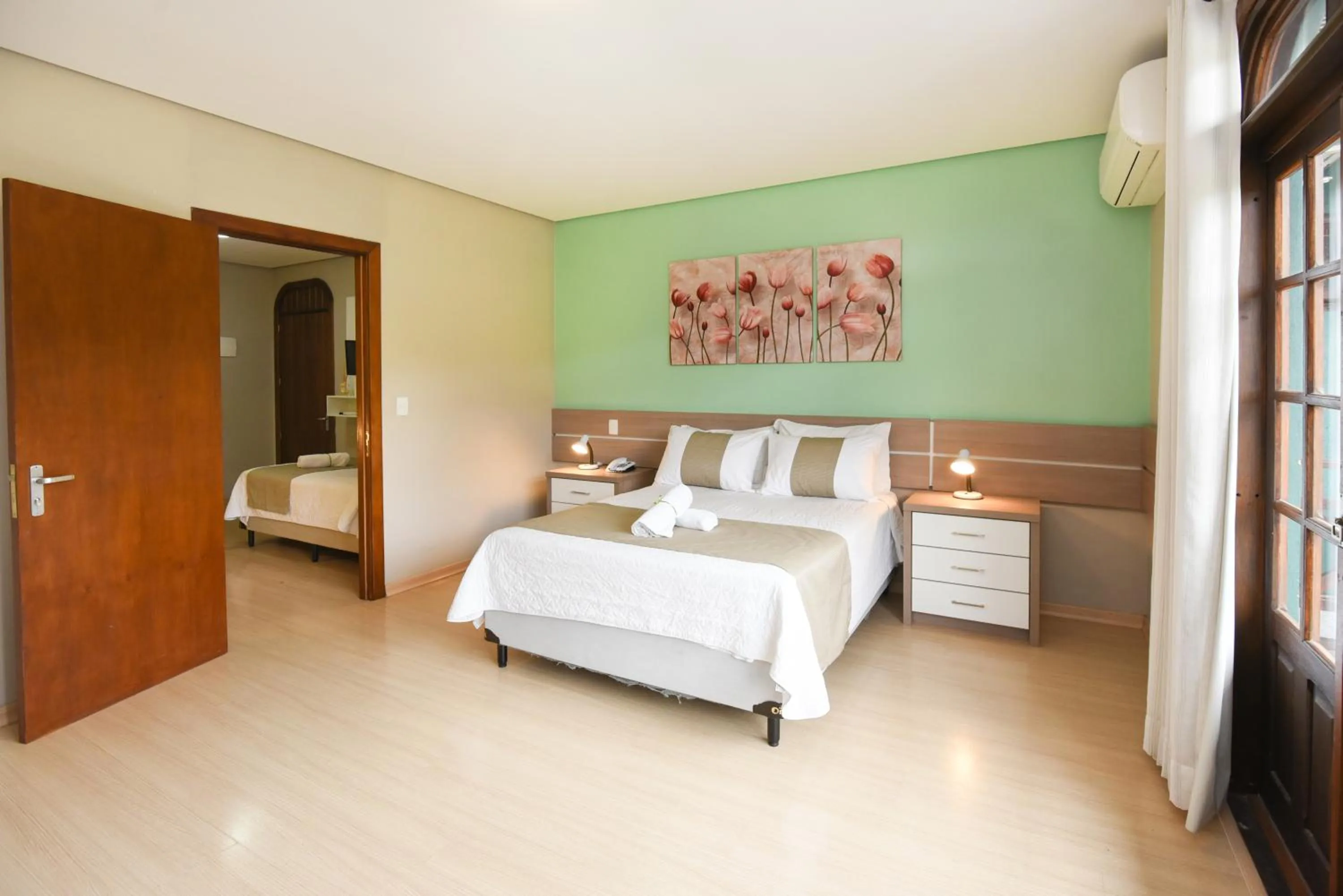 Photo of the whole room, Bed in Pousada Três Pinheiros