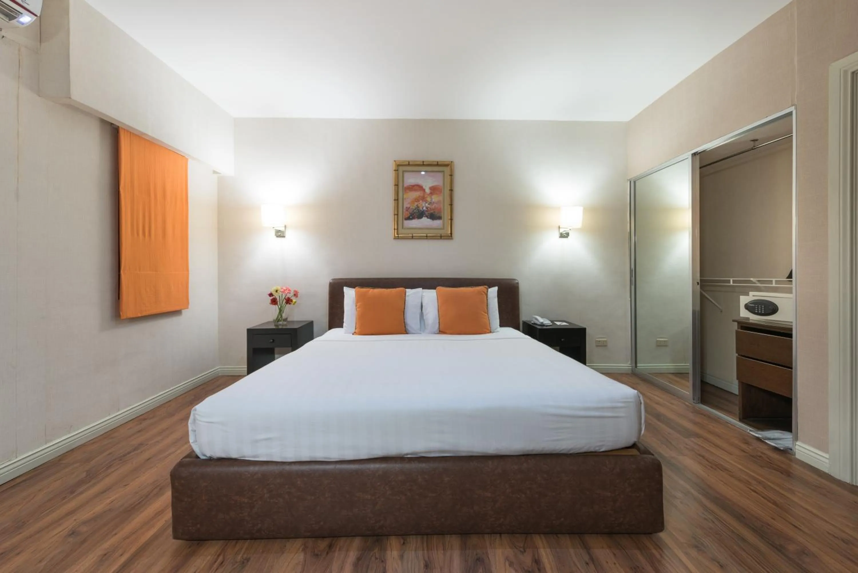 Bed in Court Meridian Hotel & Suites