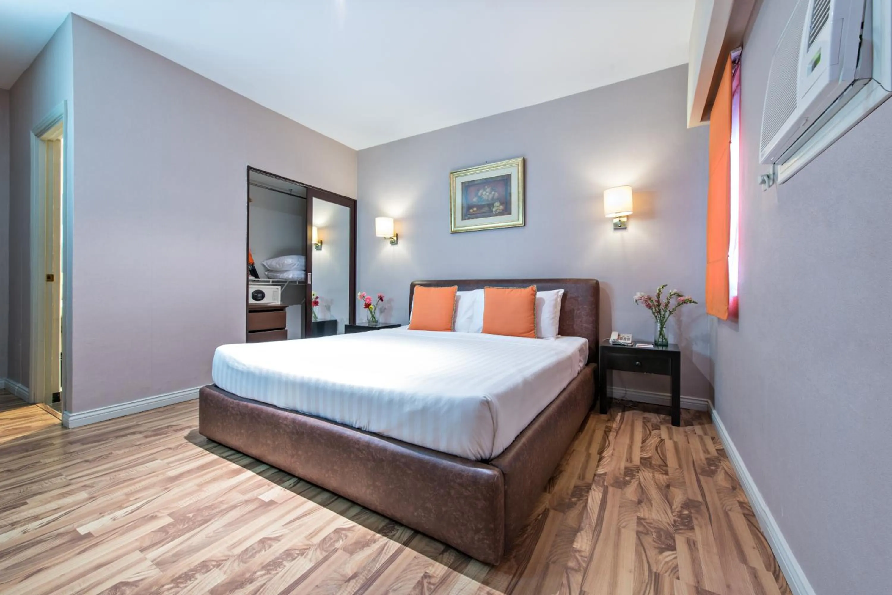 Bed in Court Meridian Hotel & Suites