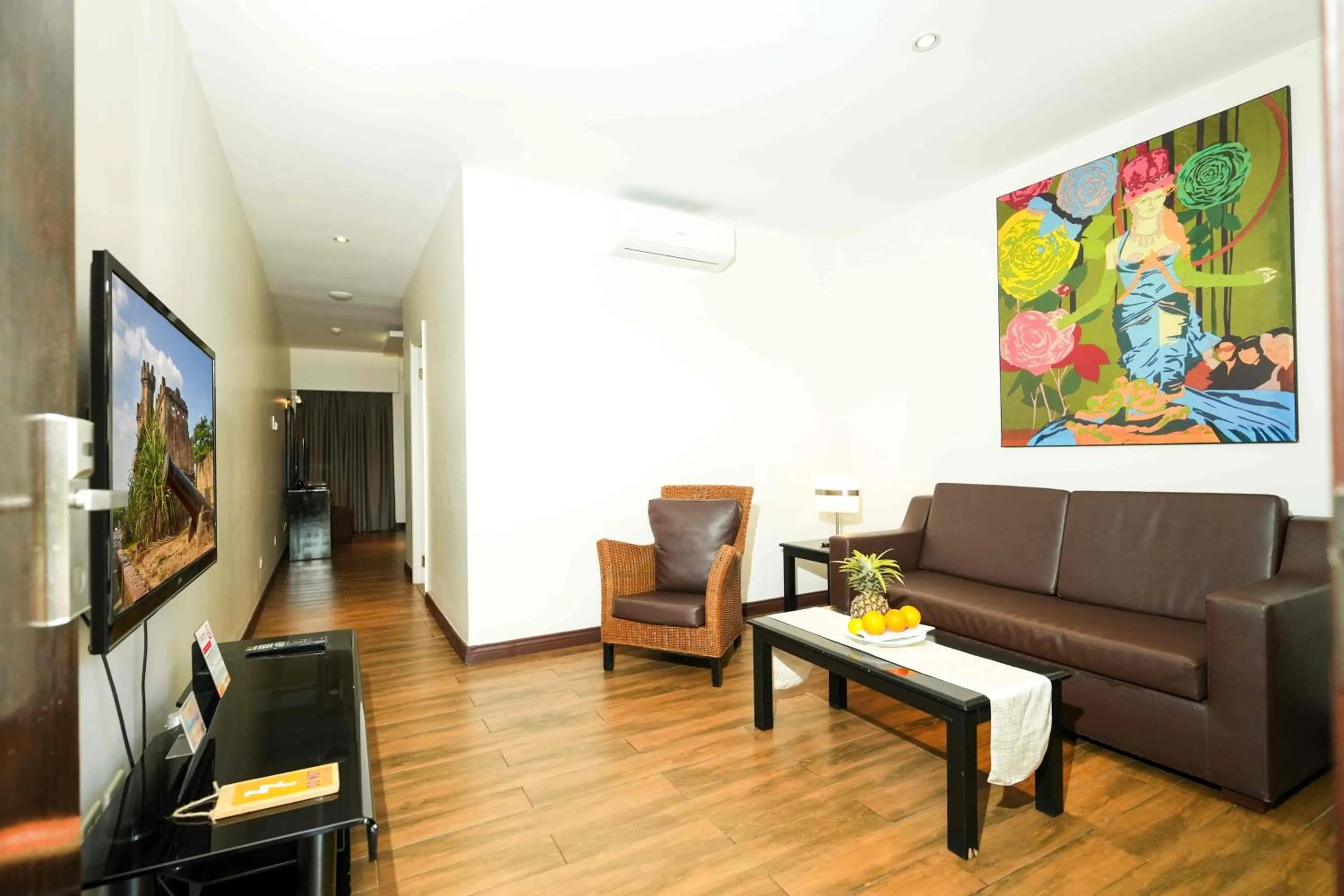 Living room in Court Meridian Hotel & Suites