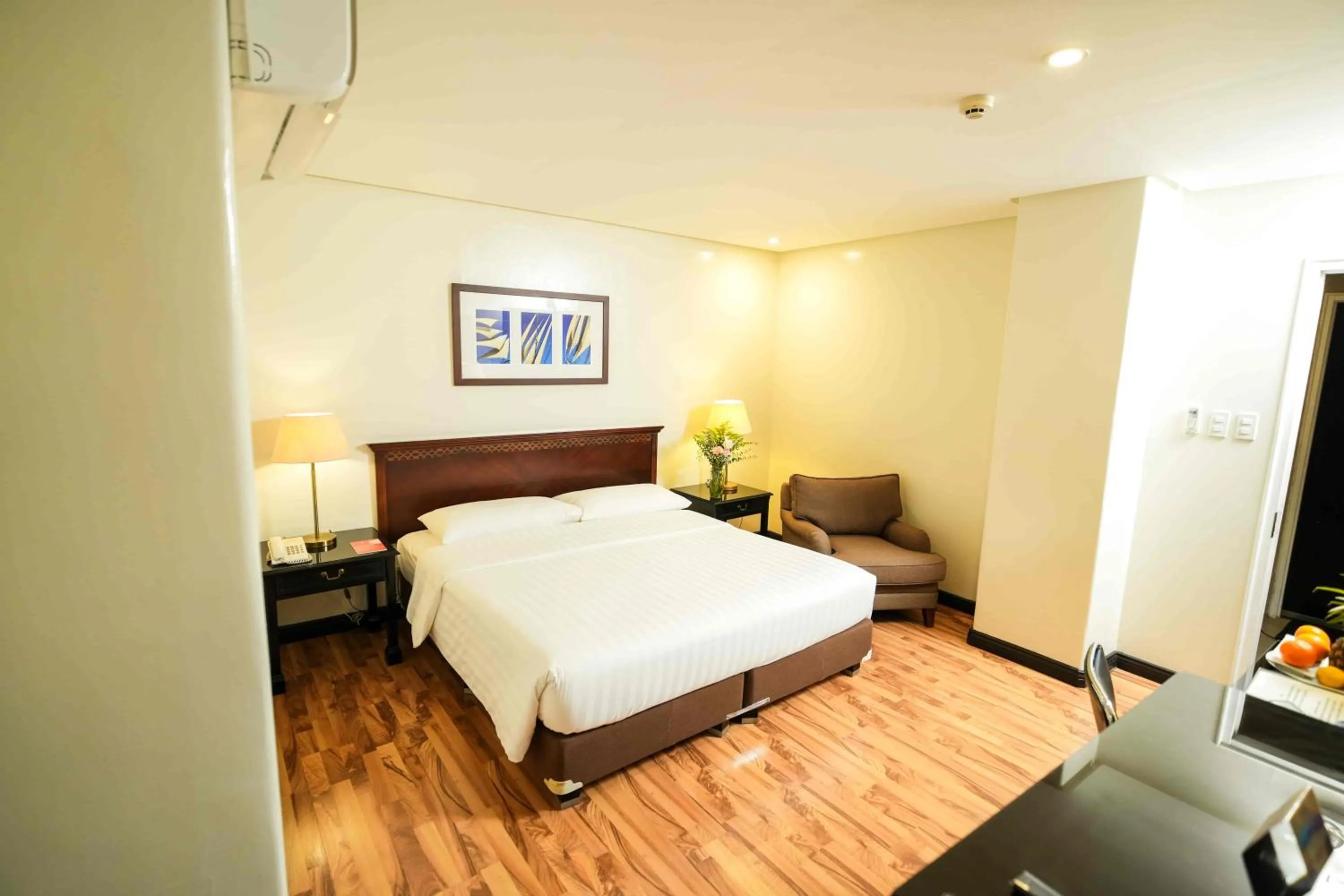 Property building, Bed in Court Meridian Hotel & Suites
