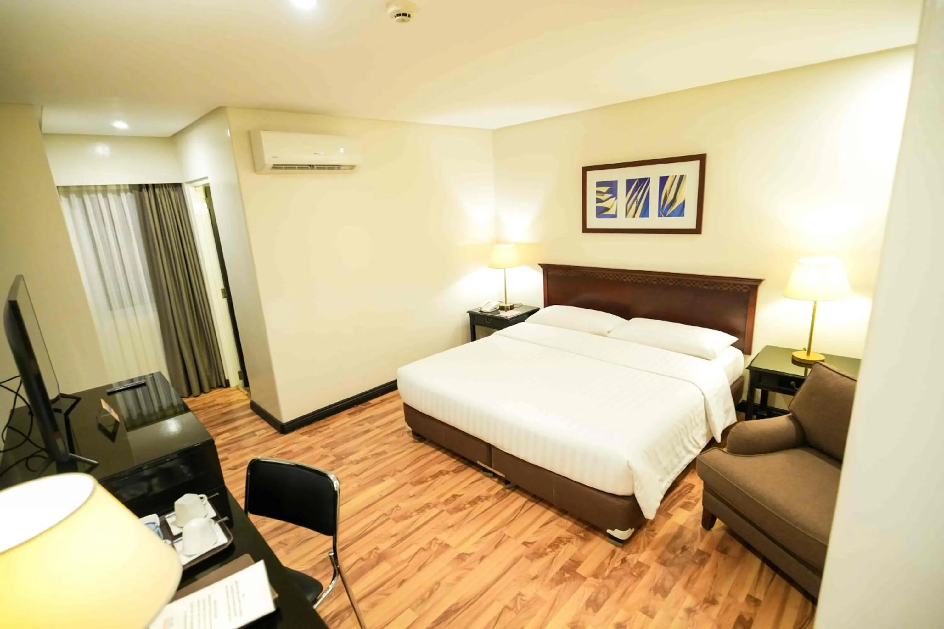 Bed in Court Meridian Hotel & Suites