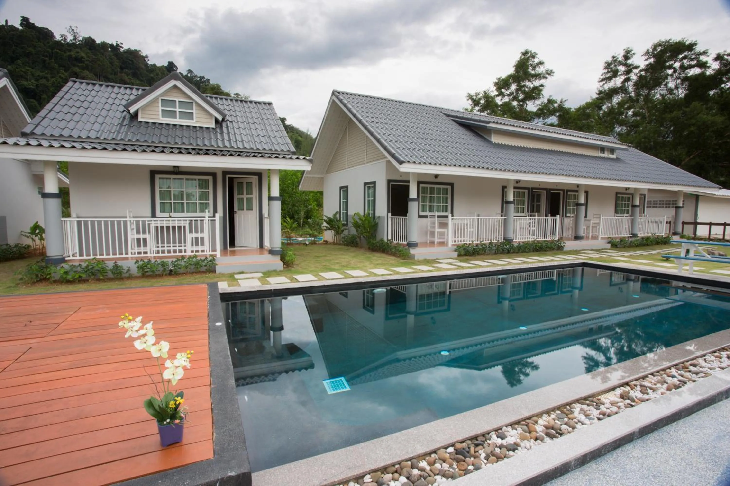 Shower in Suksompong Resort