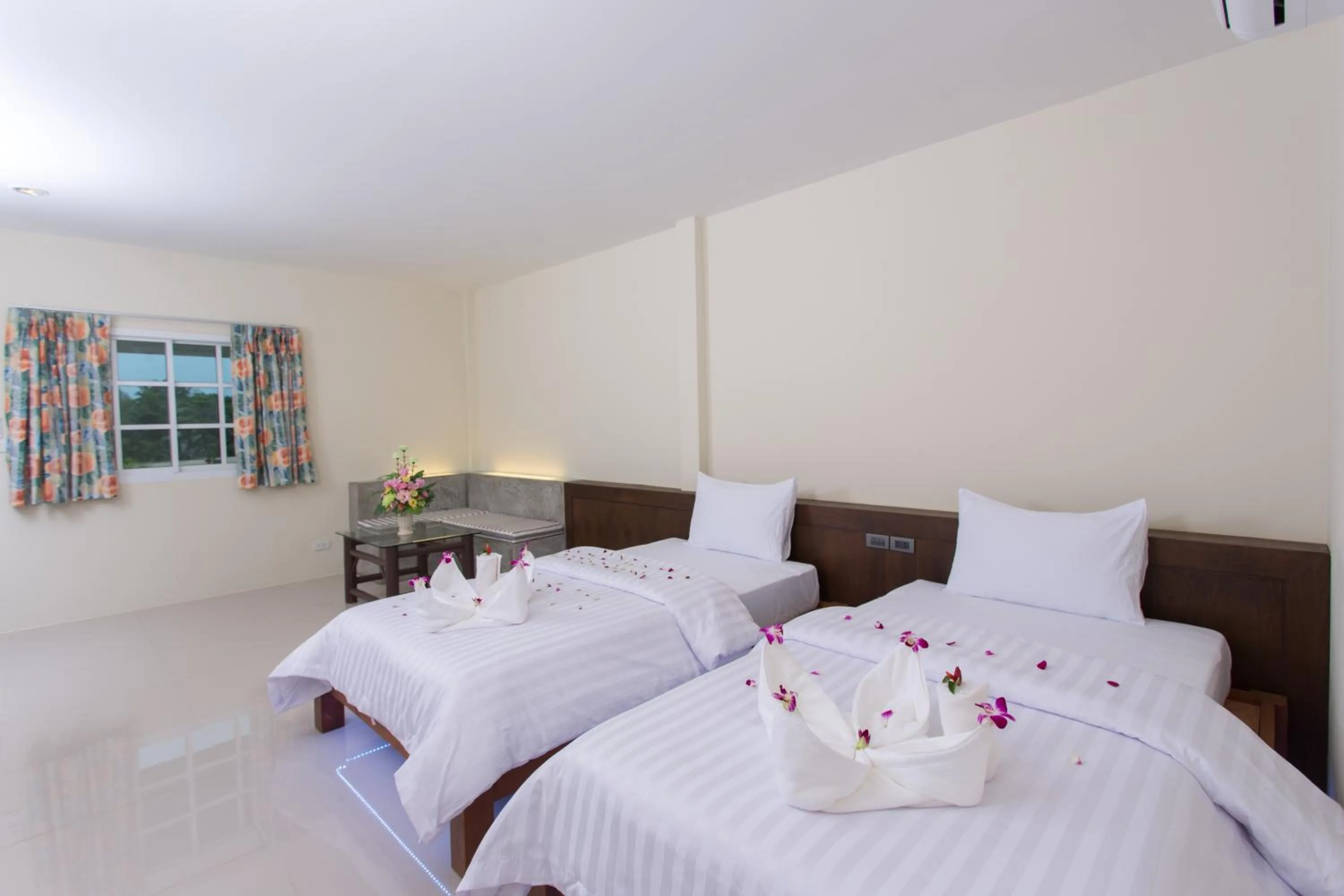 Shower, Bed in Suksompong Resort