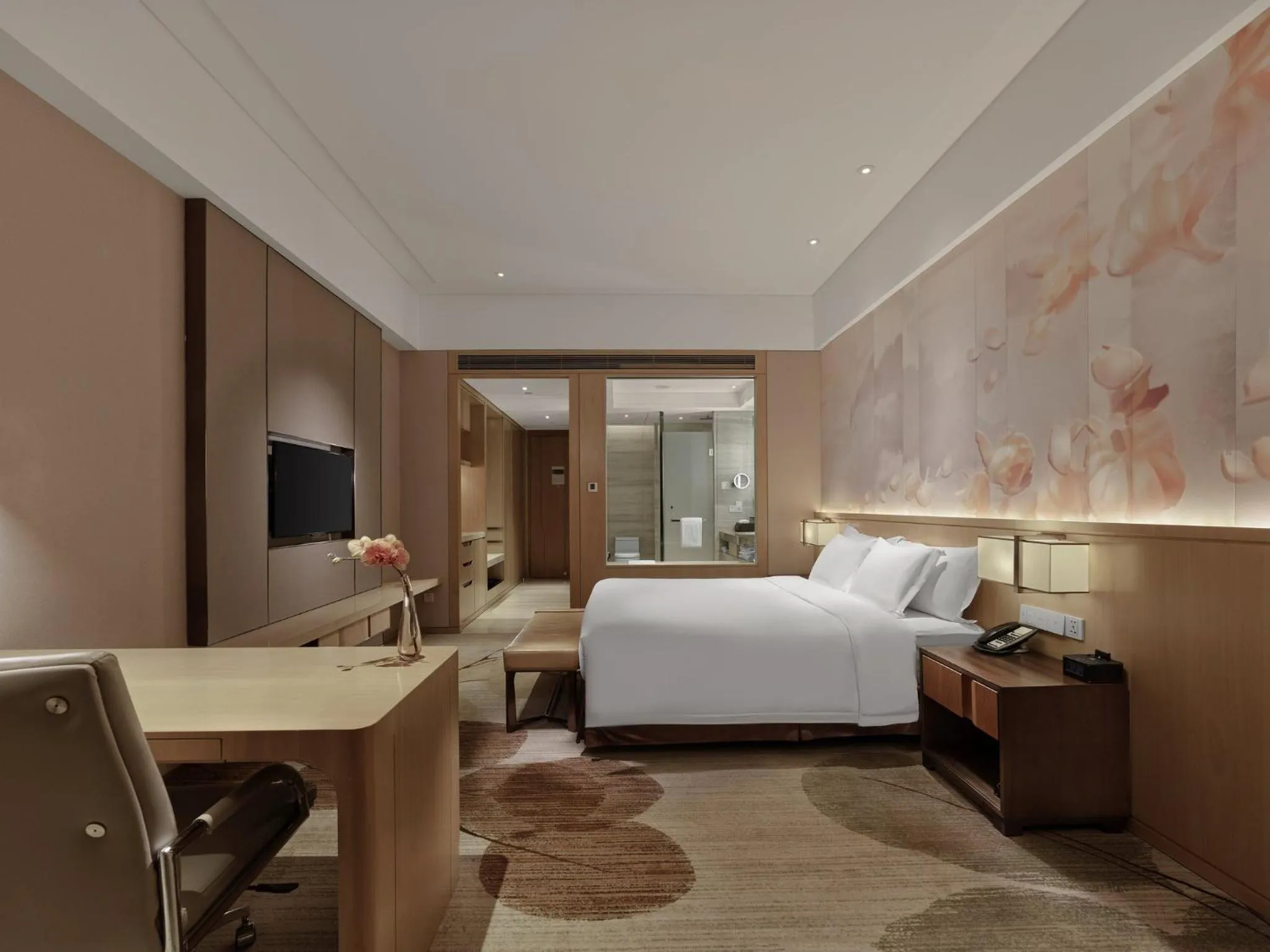 Photo of the whole room, Bed in Crowne Plaza Fuzhou Riverside by IHG
