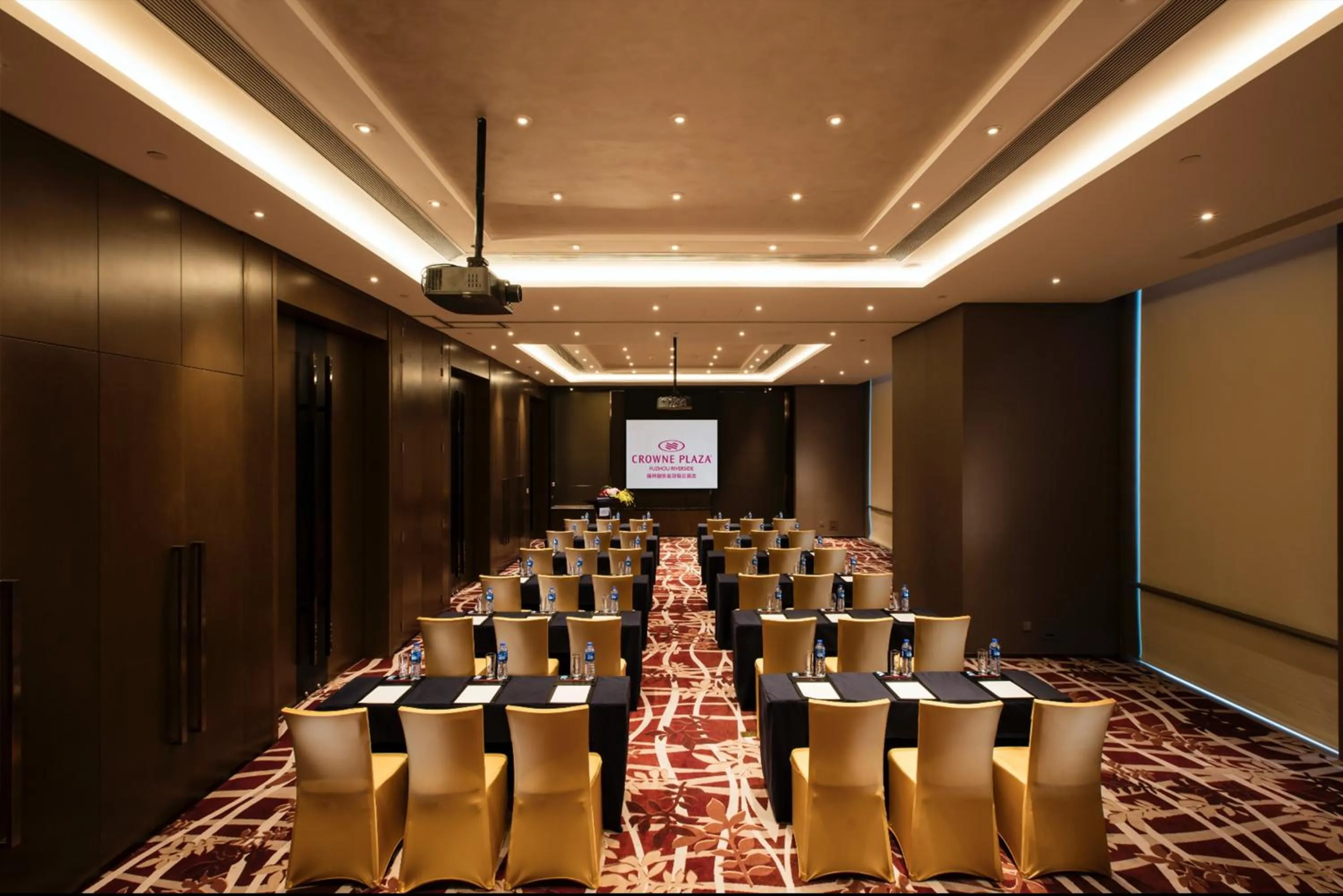 Meeting/conference room in Crowne Plaza Fuzhou Riverside by IHG