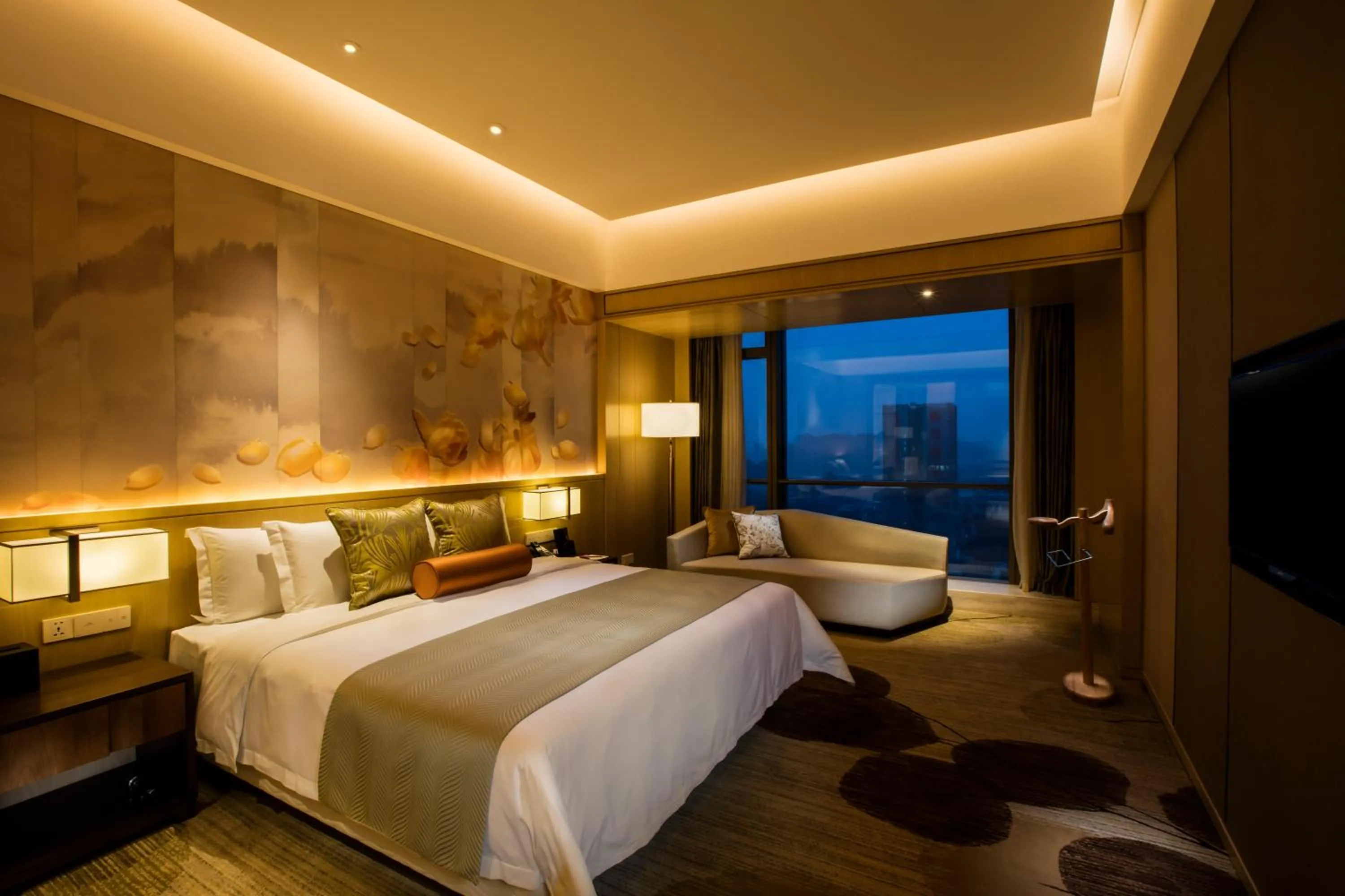 One-Bedroom Suite Lounge Access in Crowne Plaza Fuzhou Riverside by IHG