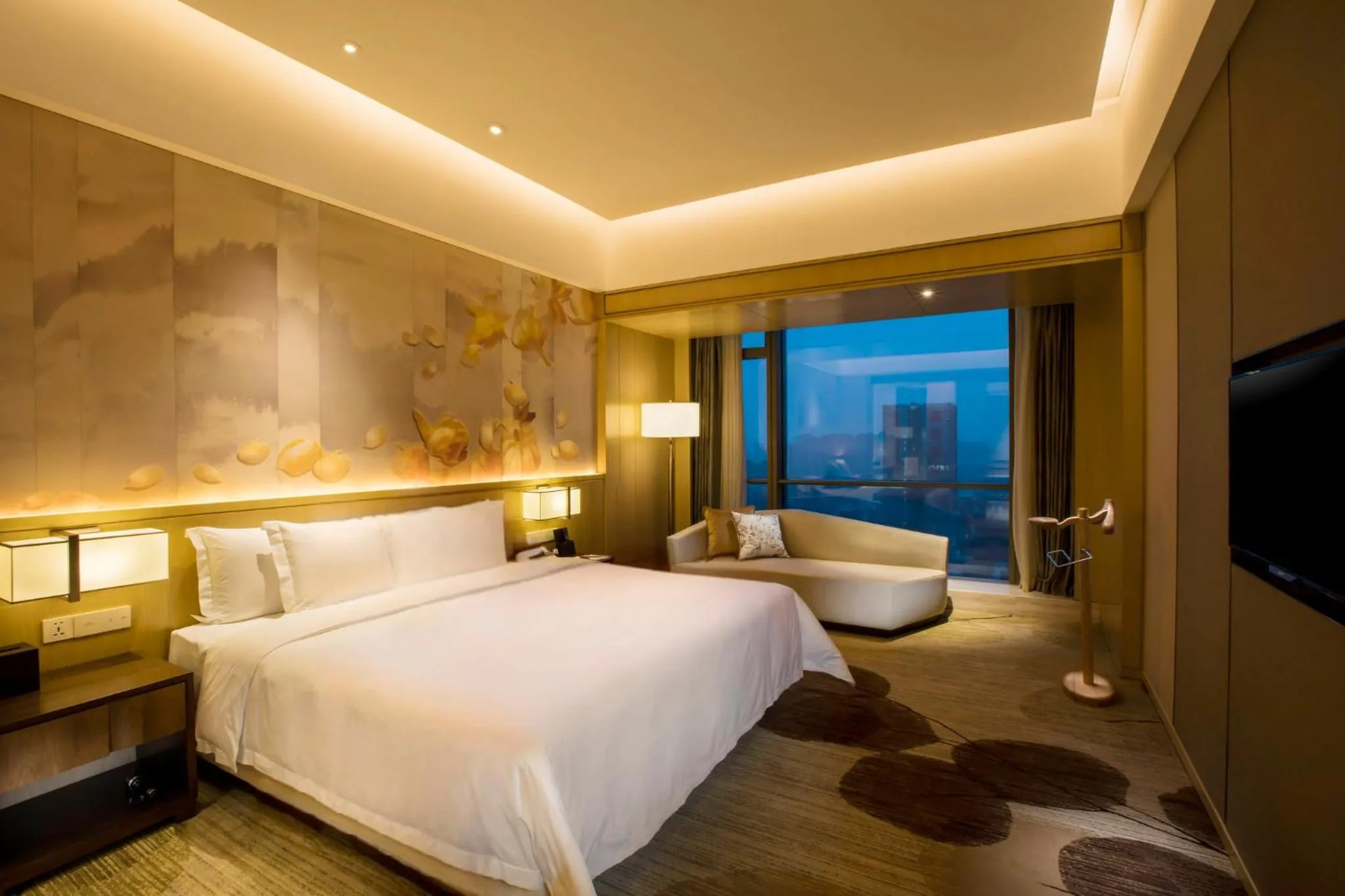 Photo of the whole room, Bed in Crowne Plaza Fuzhou Riverside by IHG