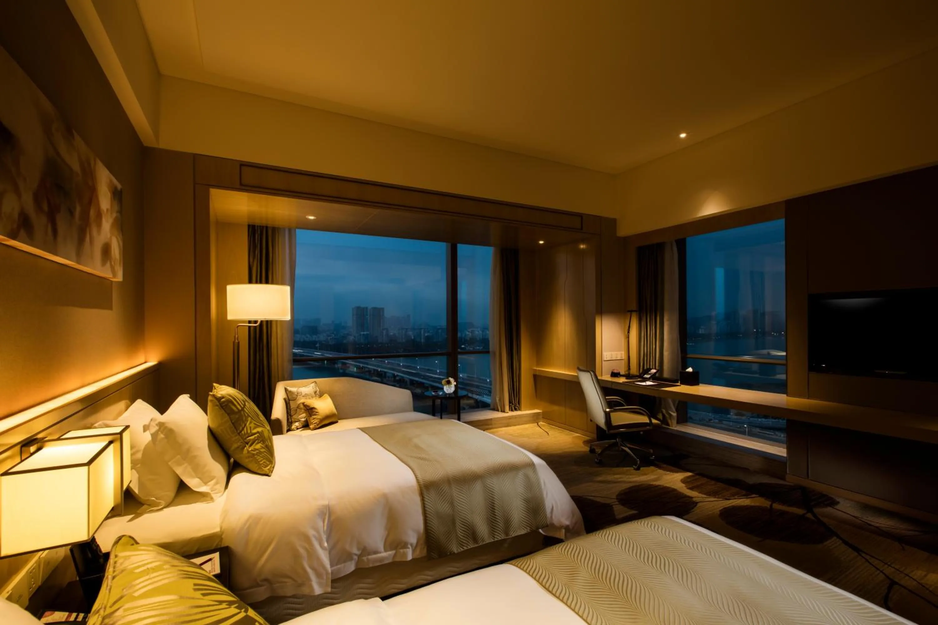 2 Twin Beds Standard River View NS in Crowne Plaza Fuzhou Riverside by IHG
