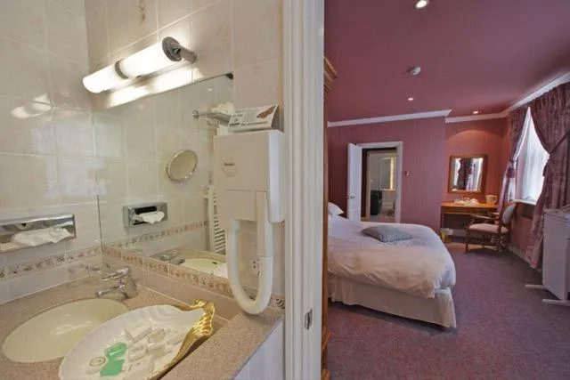 Photo of the whole room, Bed in Regency Hotel