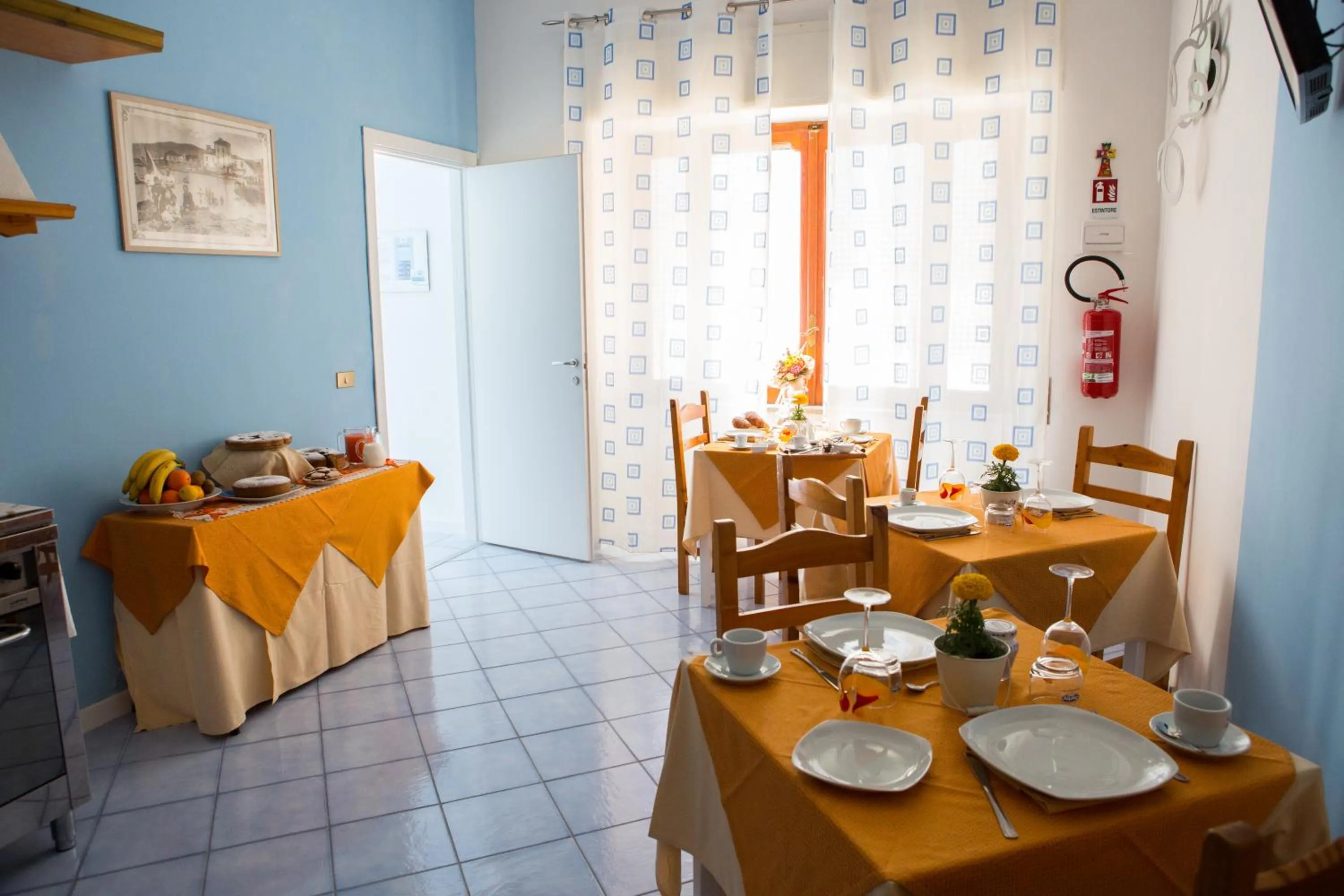 Communal lounge/ TV room in B&B Posidonia