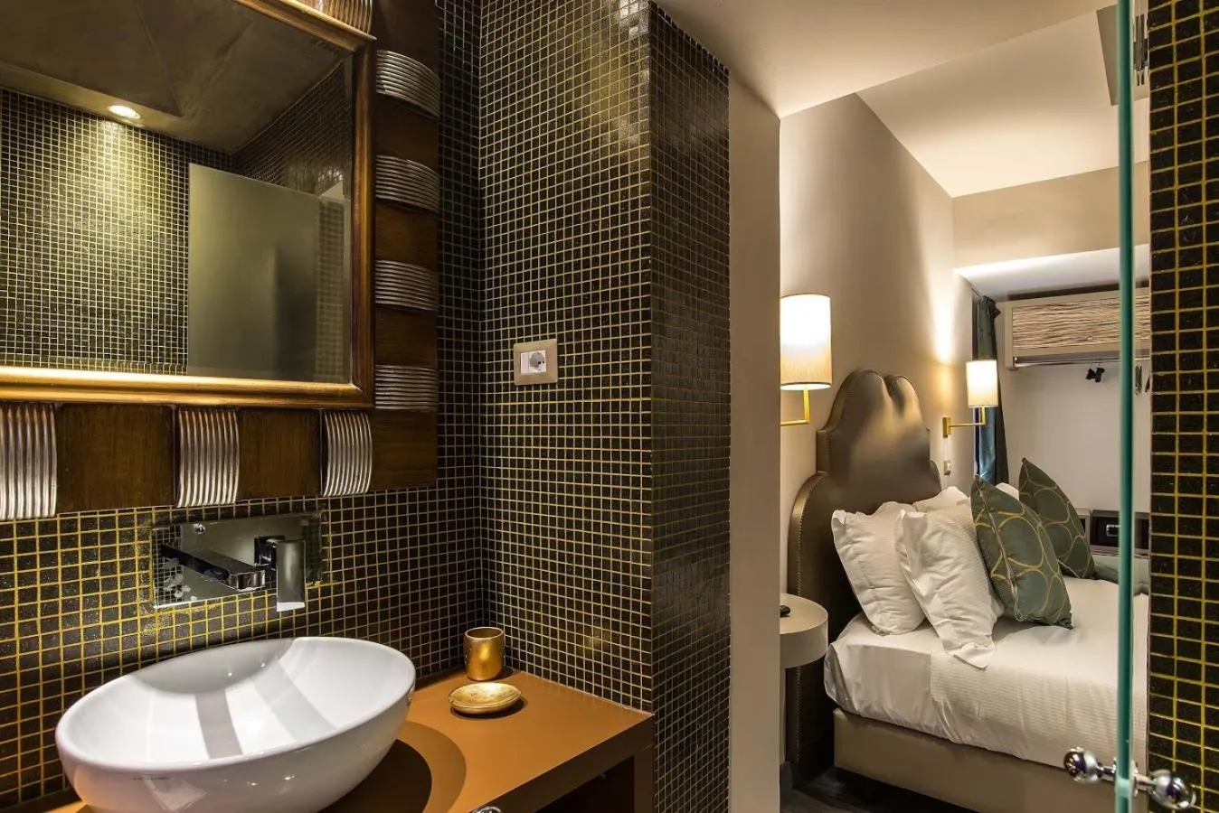 Bathroom, Bed in Colonna Suite Del Corso