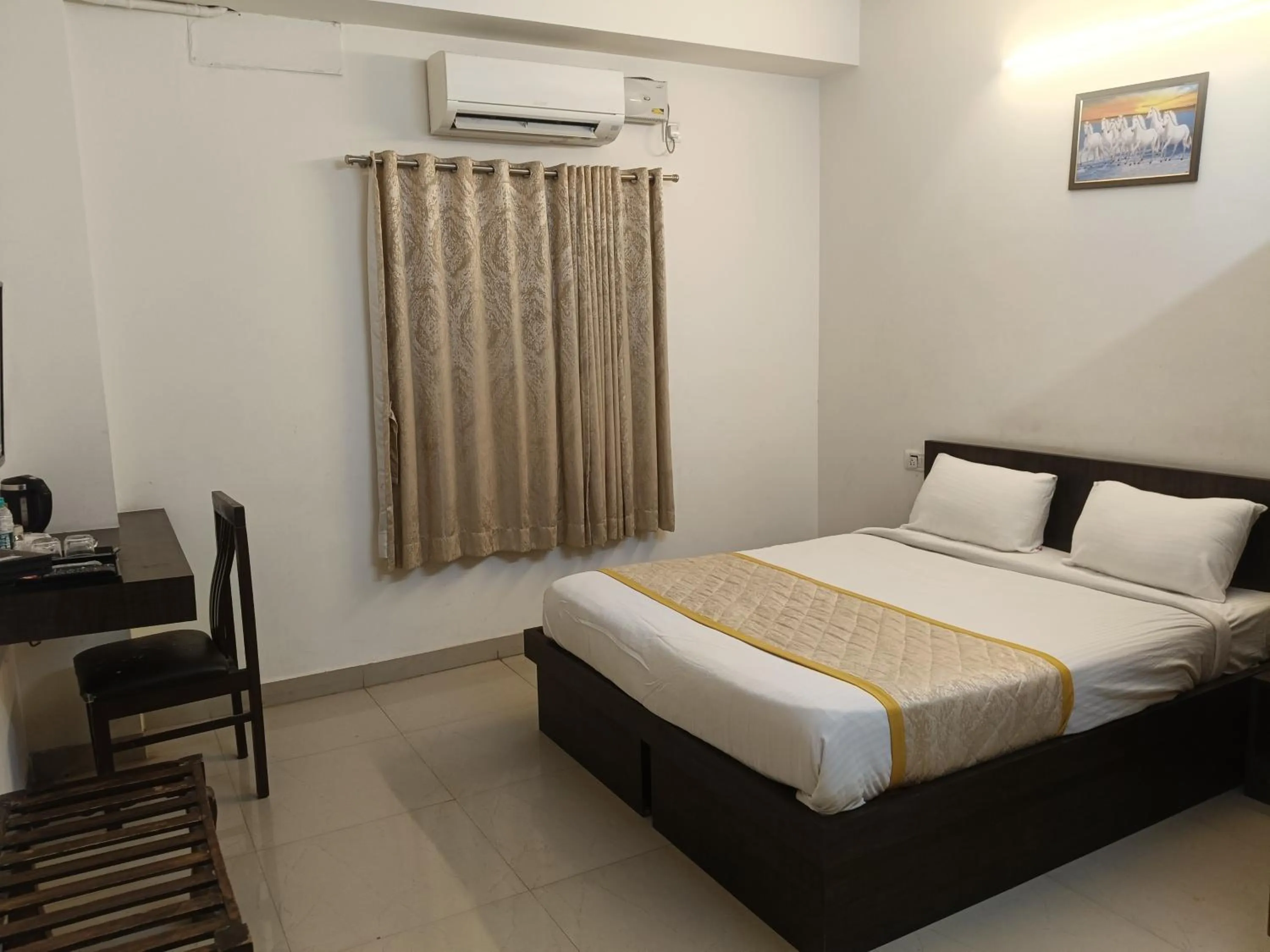 Photo of the whole room, Bed in I Cloud Elite Suites